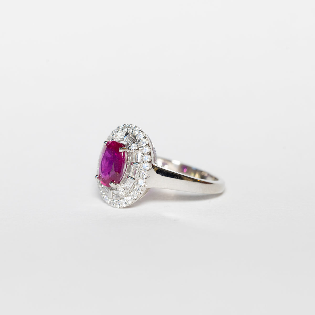 Anello in oro bianco 18 kt con rubino e doppio giro di diamanti illusion