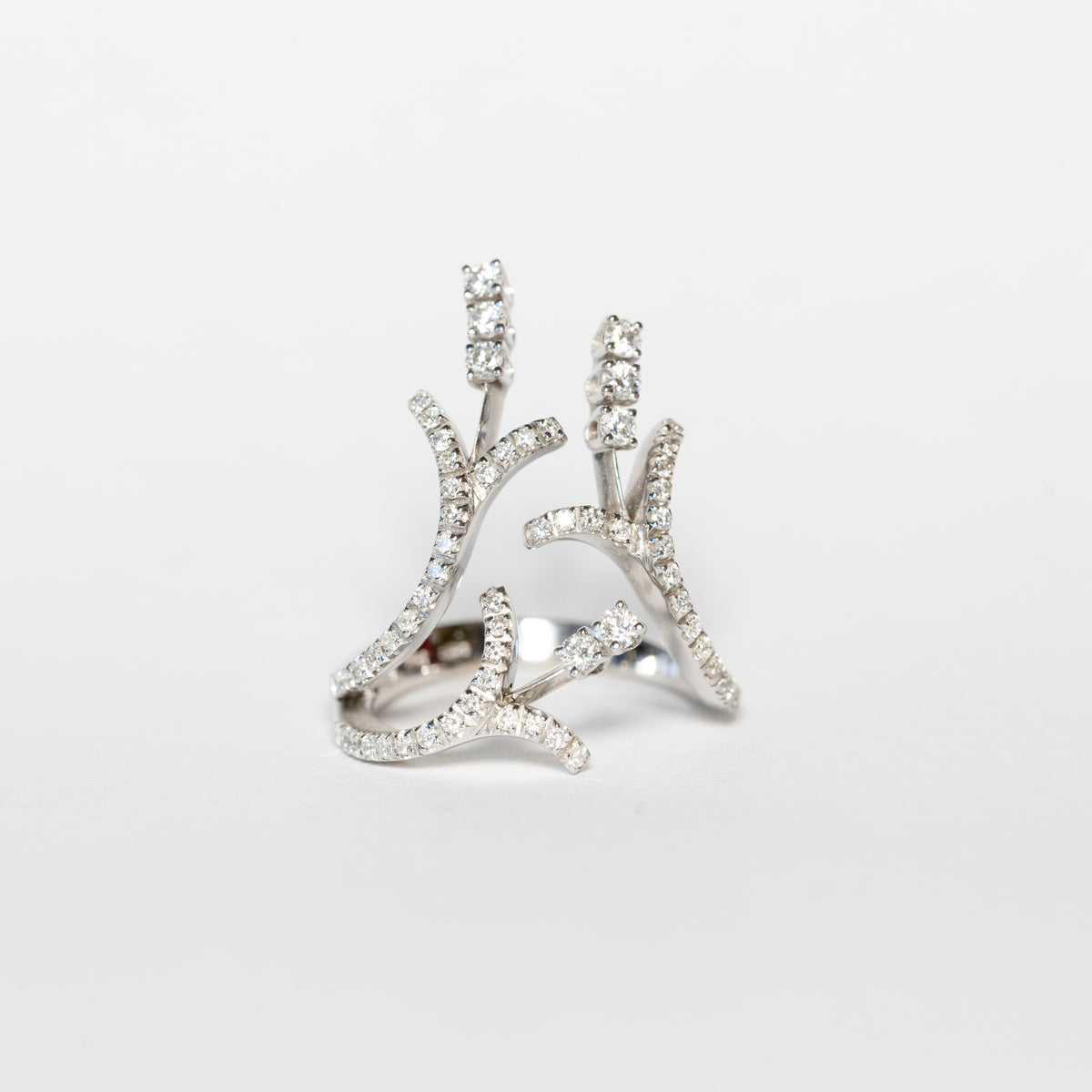 Anello tris di fiori in oro bianco 18 kt e diamanti