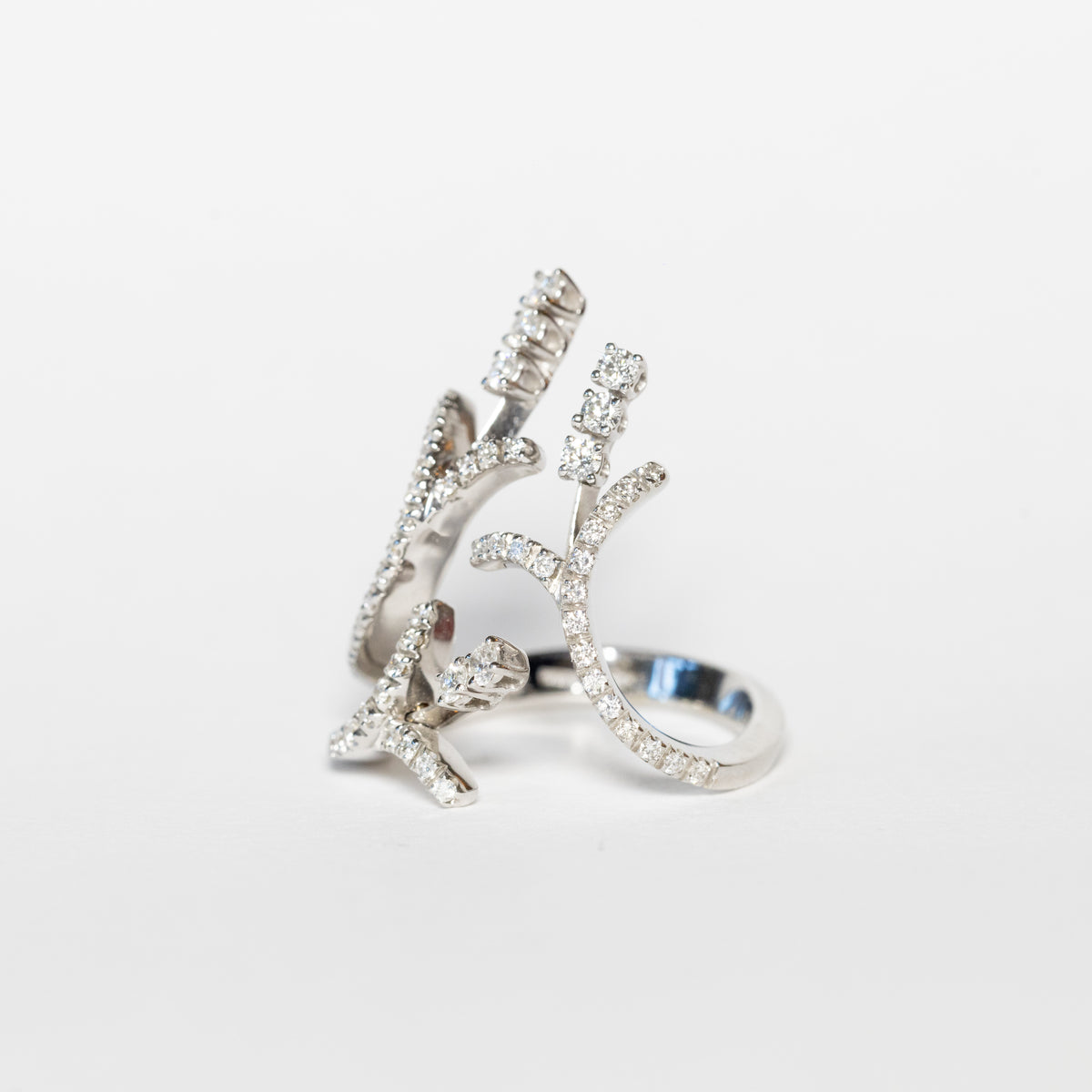 Anello tris di fiori in oro bianco 18 kt e diamanti