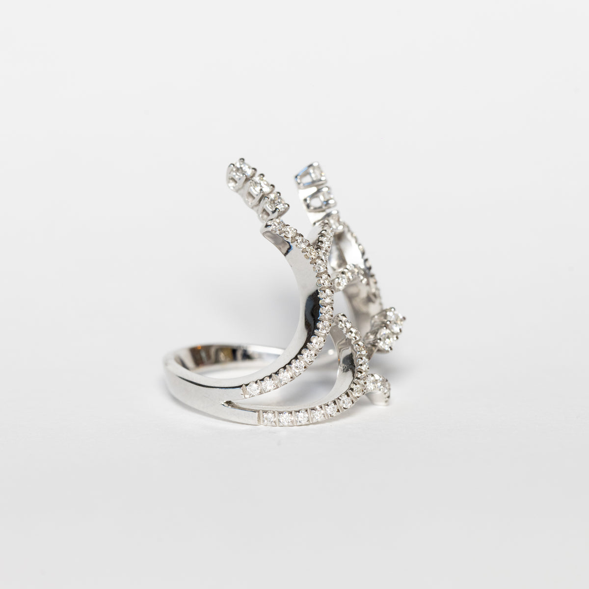 Anello tris di fiori in oro bianco 18 kt e diamanti