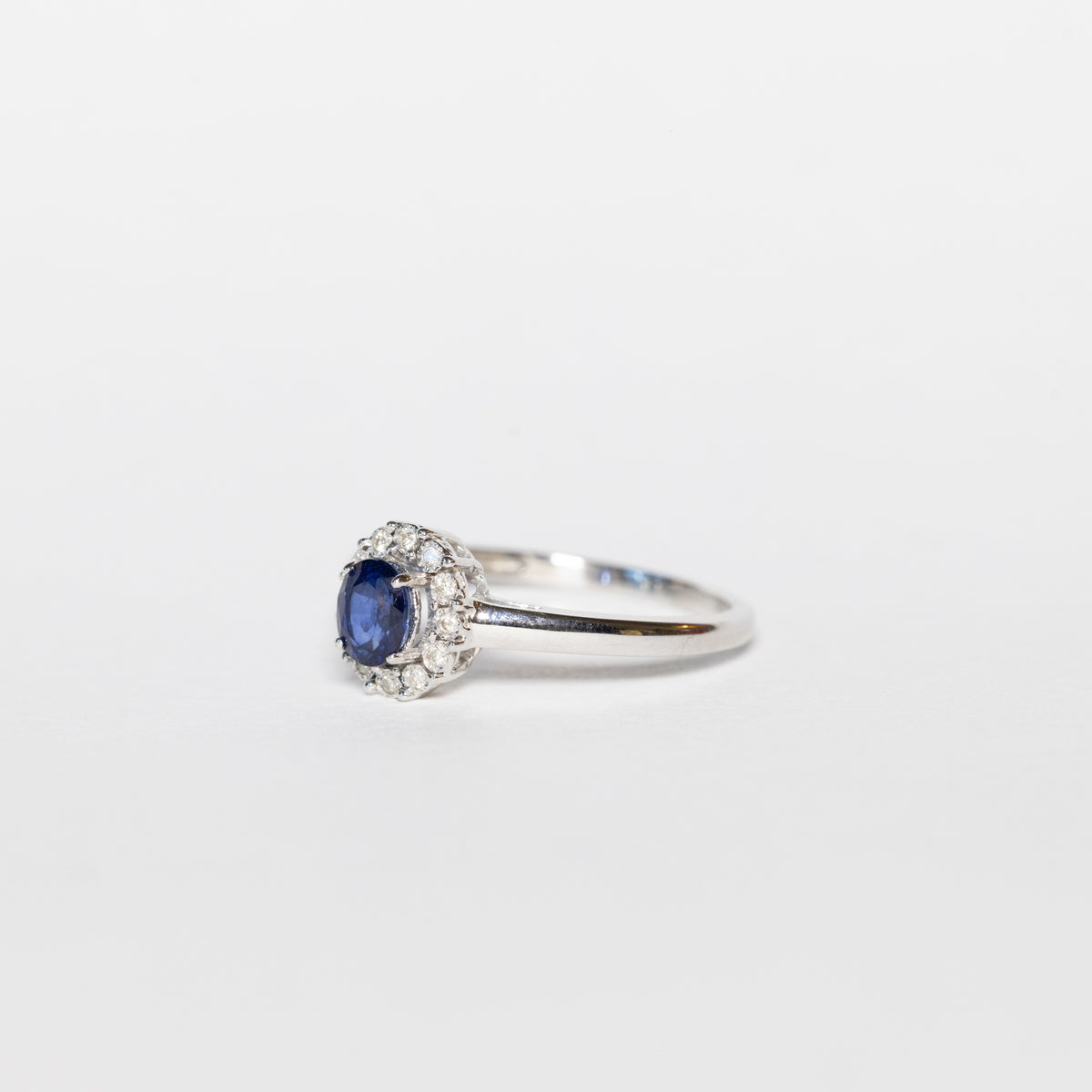 Anello in oro bianco 18 kt con zaffiro e giro di diamanti
