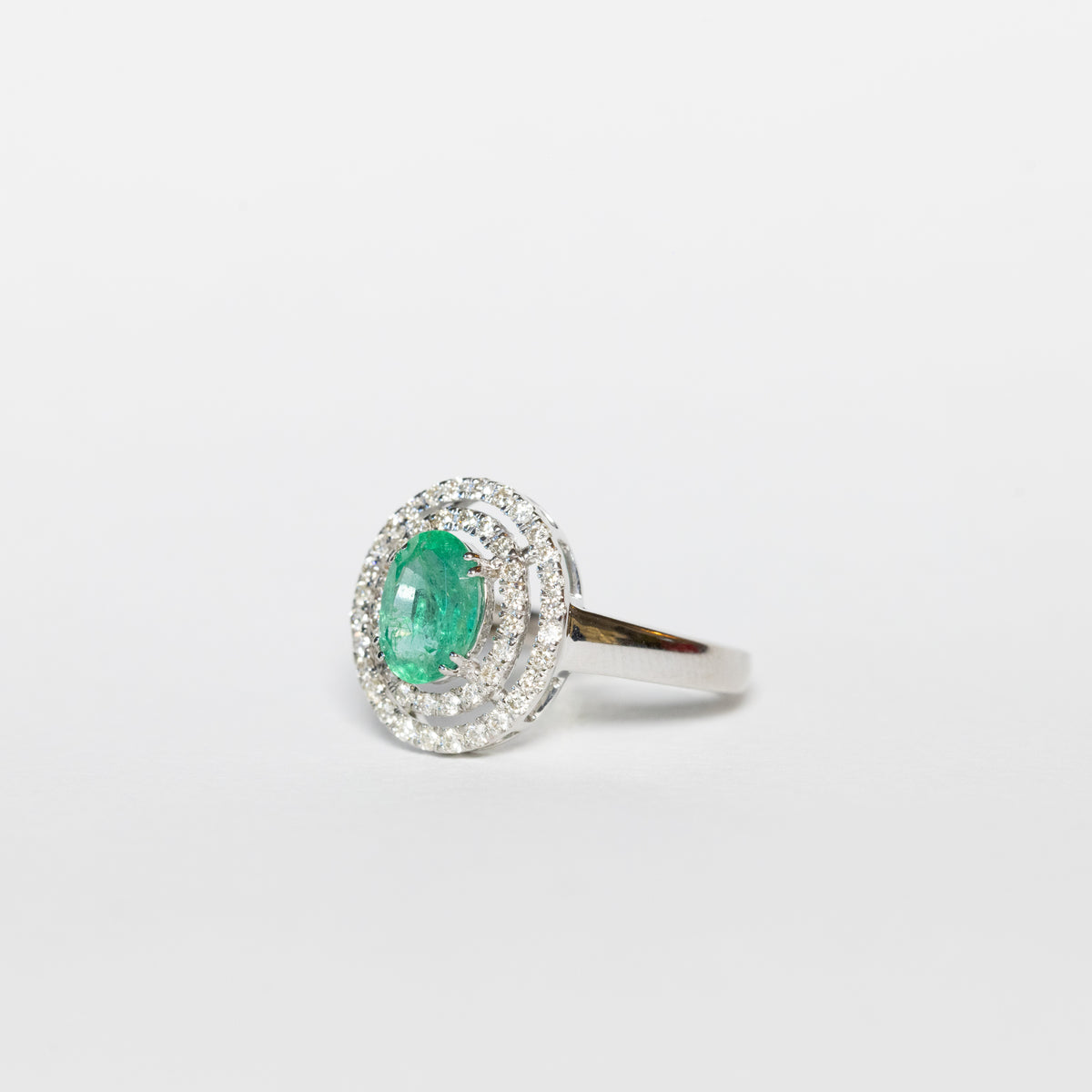 Anello in oro bianco 18 kt con smeraldo e doppio giro di diamanti