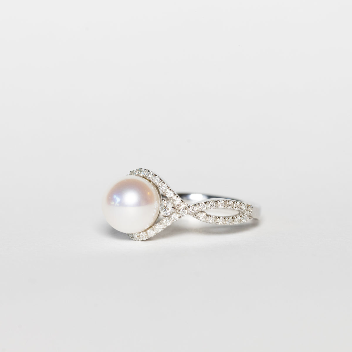 Anello in oro bianco 18 kt con perla akoya e contorno di diamanti