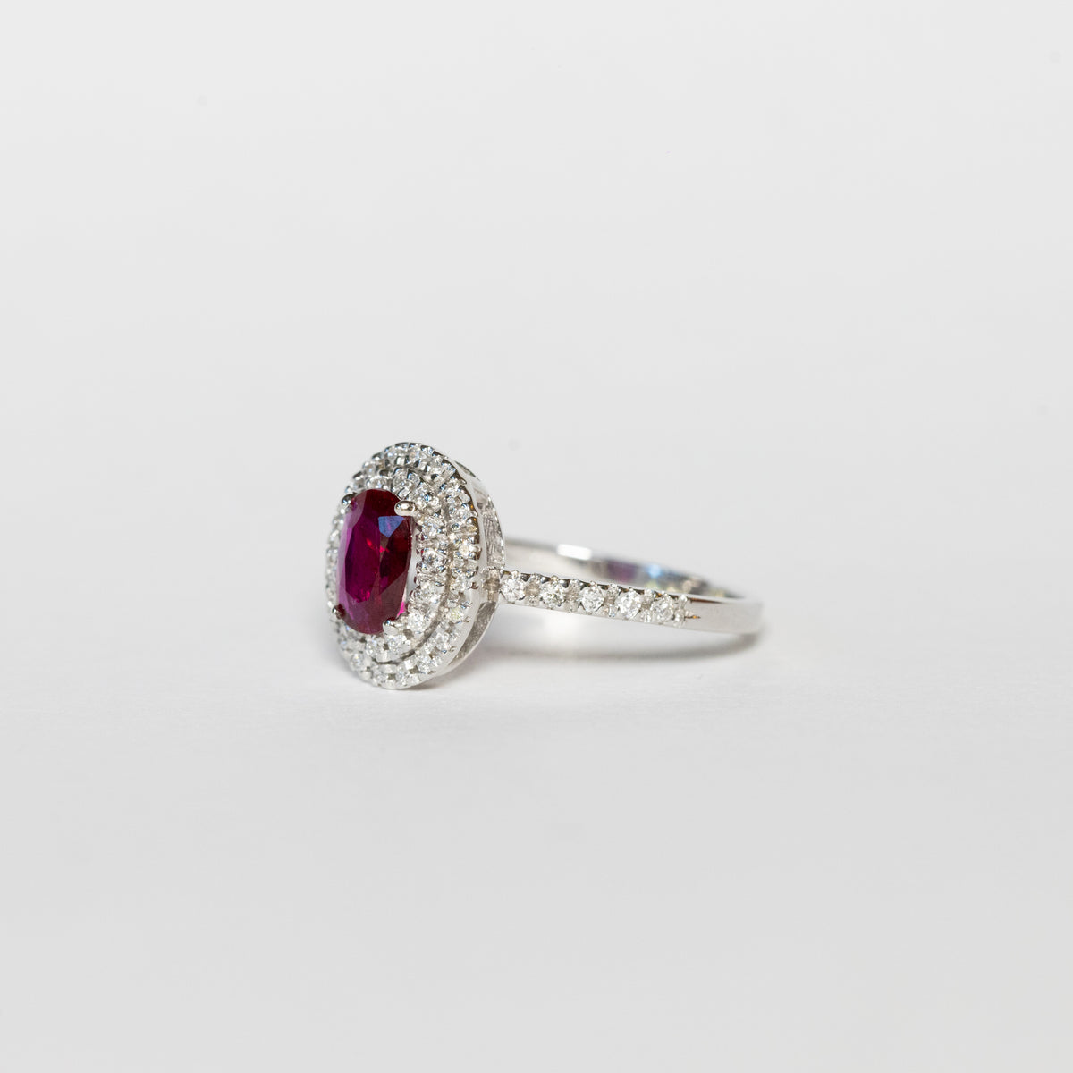 Anello in Oro Bianco 18 kt Con  Rubino centrale  e doppio giro di Diamanti