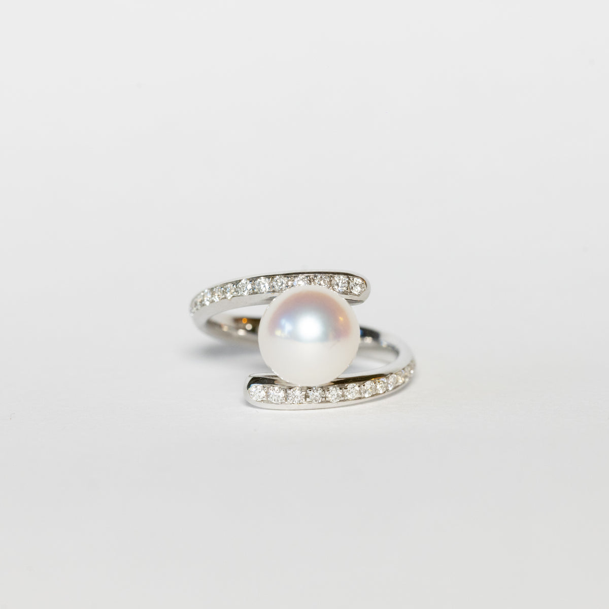 Anello in Oro Bianco 18kt  con Perla Akoya  centrale e Diamanti