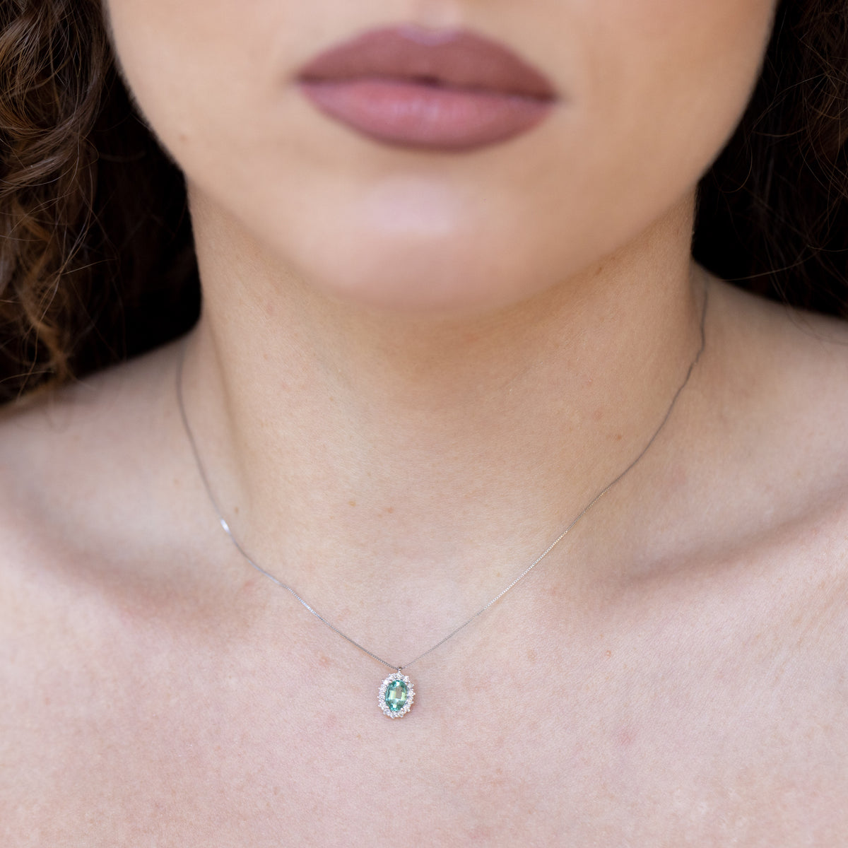 Collana in oro bianco 18 kt con smeraldo ovale e giro di diamanti