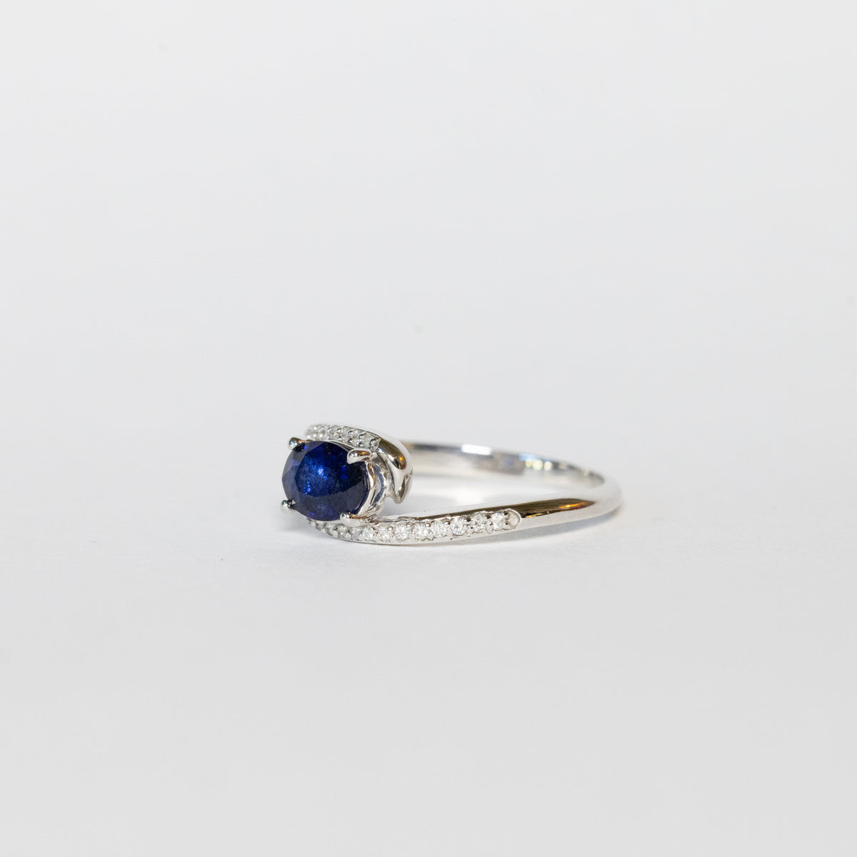 Anello in Oro Bianco 18 kt con Zaffiro centrale e Diamanti