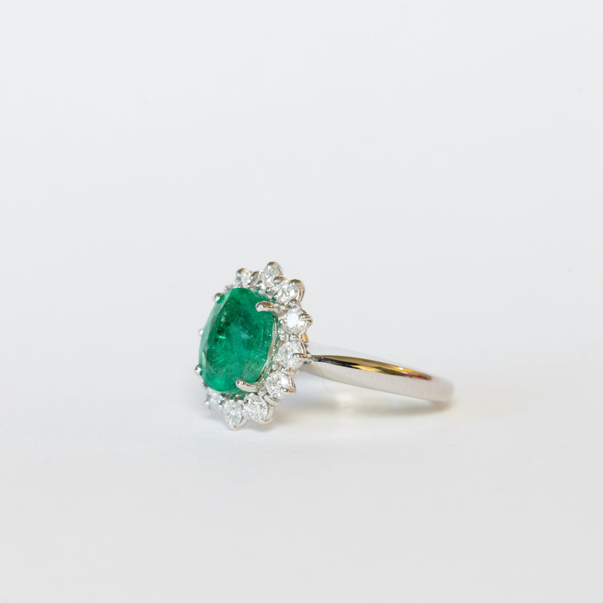 18kt White Gold Ring with Central Emerald and Surrounded by Diamonds