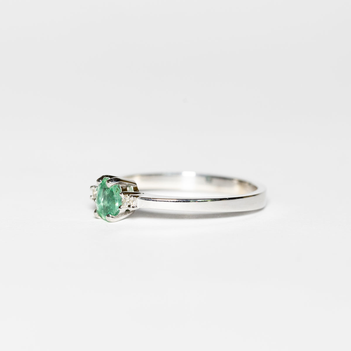 18kt White Gold Ring With Oval Emerald And Diamonds