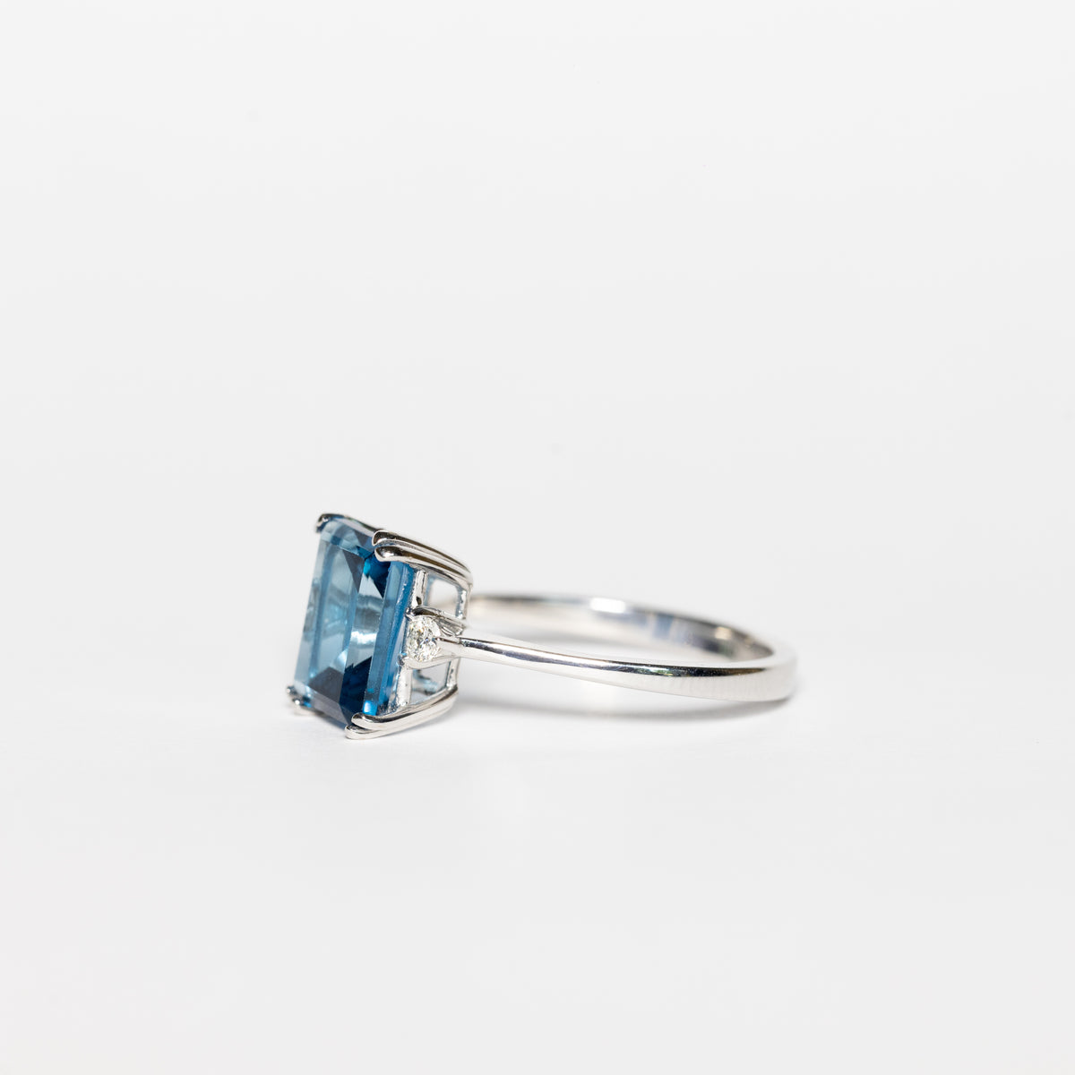 18kt White Gold Ring With London Topaz And Diamonds