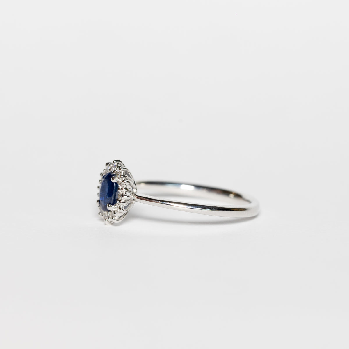 18kt White Gold Ring With Sapphire And Diamonds