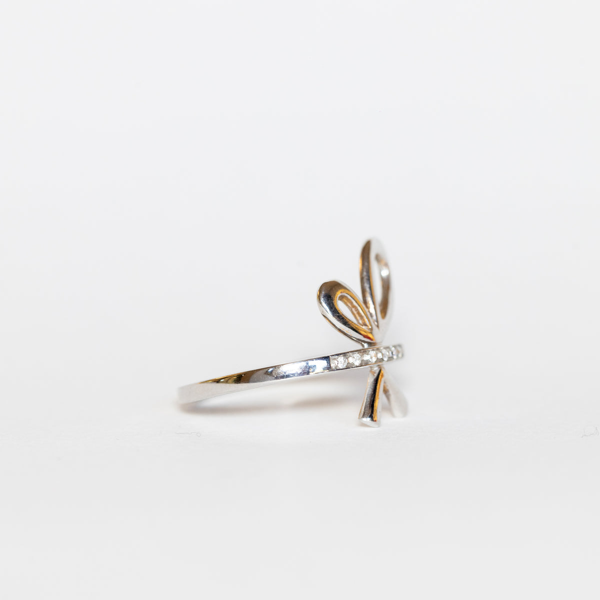 Bow Ring In 18kt White Gold With Diamonds