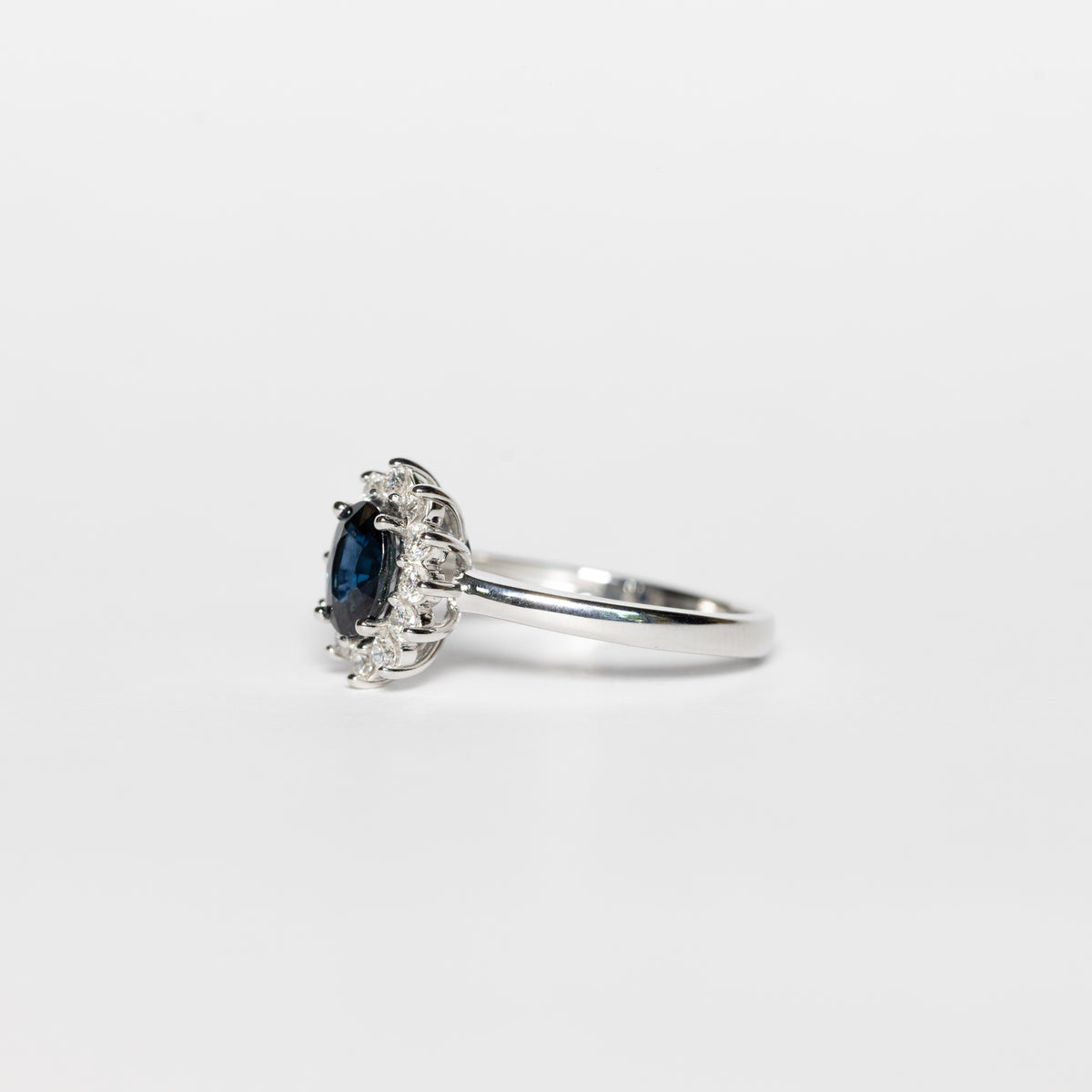 18kt White Gold Ring With Sapphire And Diamonds