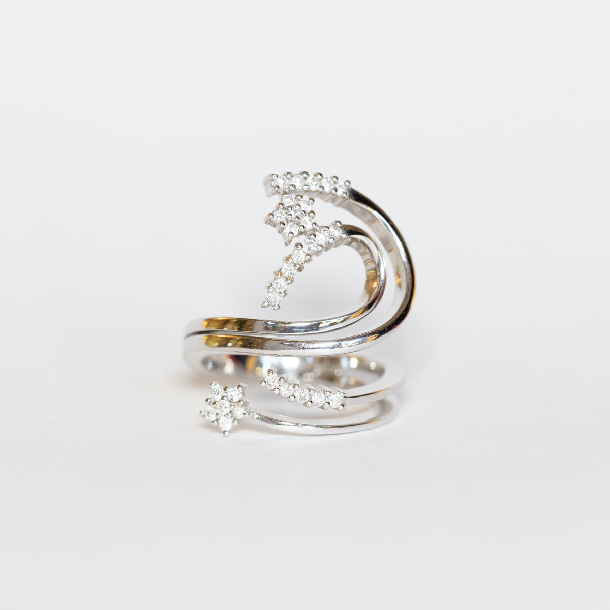 18kt White Gold Flower Fantasy Ring with Diamonds