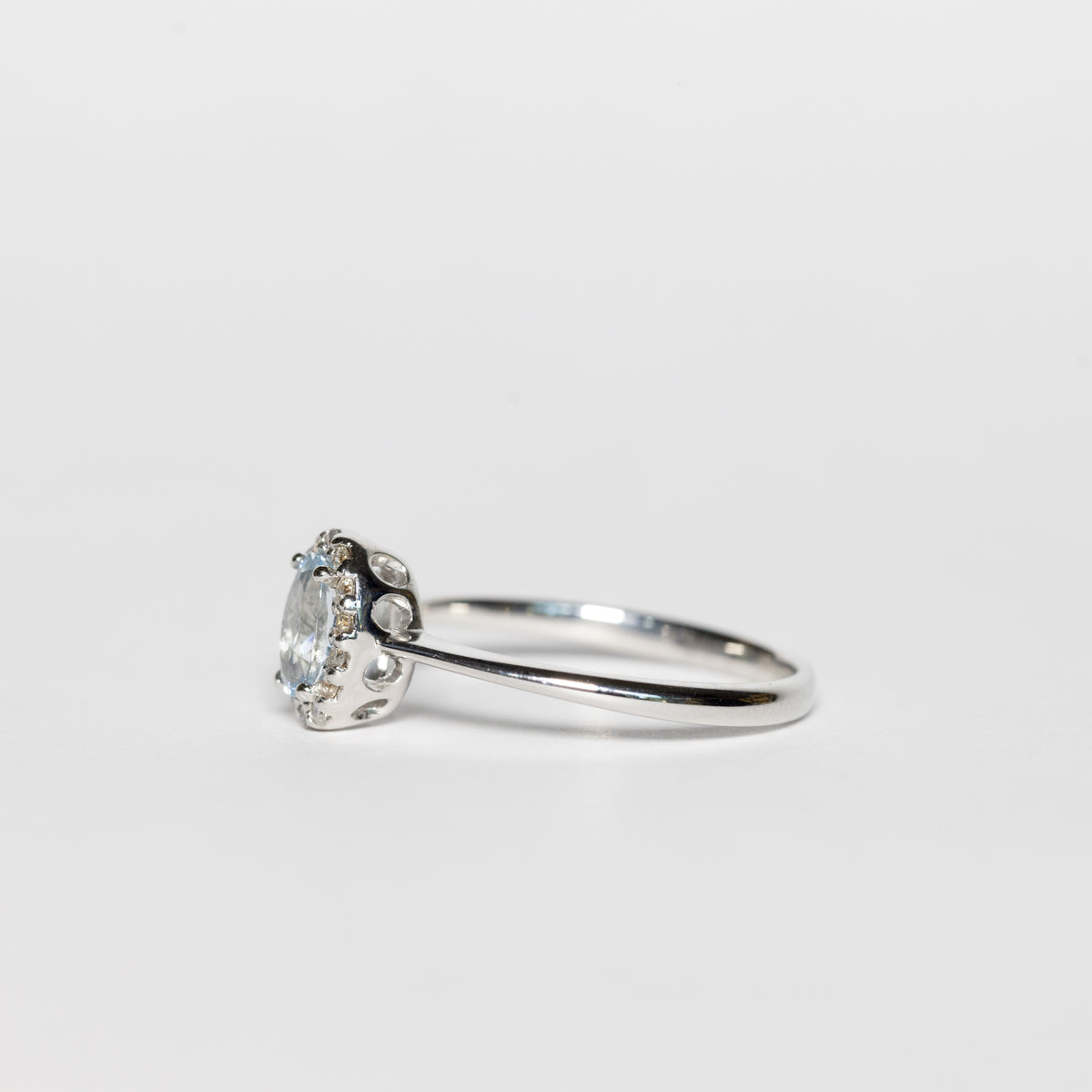 Anello in Oro Bianco 18 k Con Acquamarina Ovale e Giro Di Diamanti