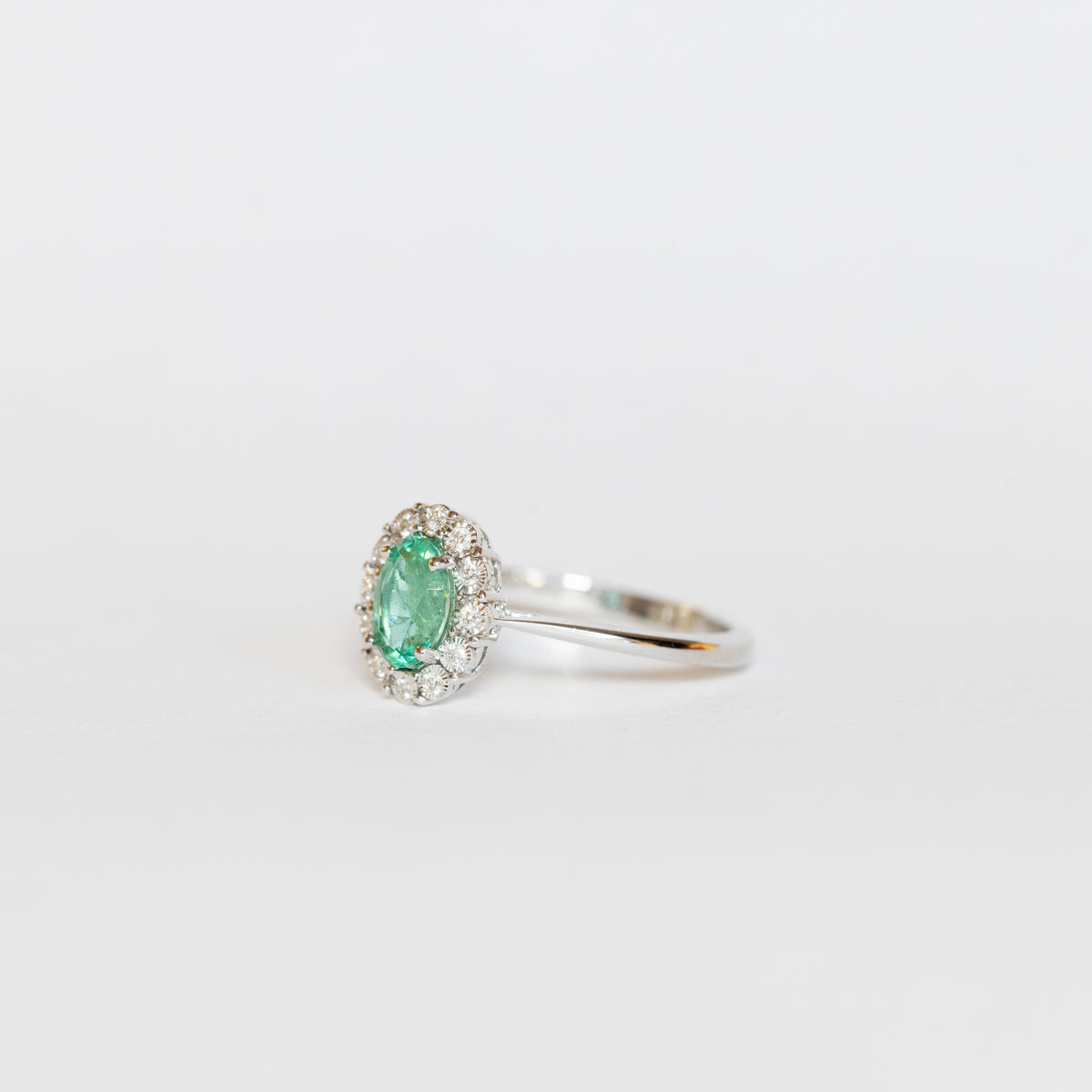 18kt white gold ring with central emerald with diamond ring