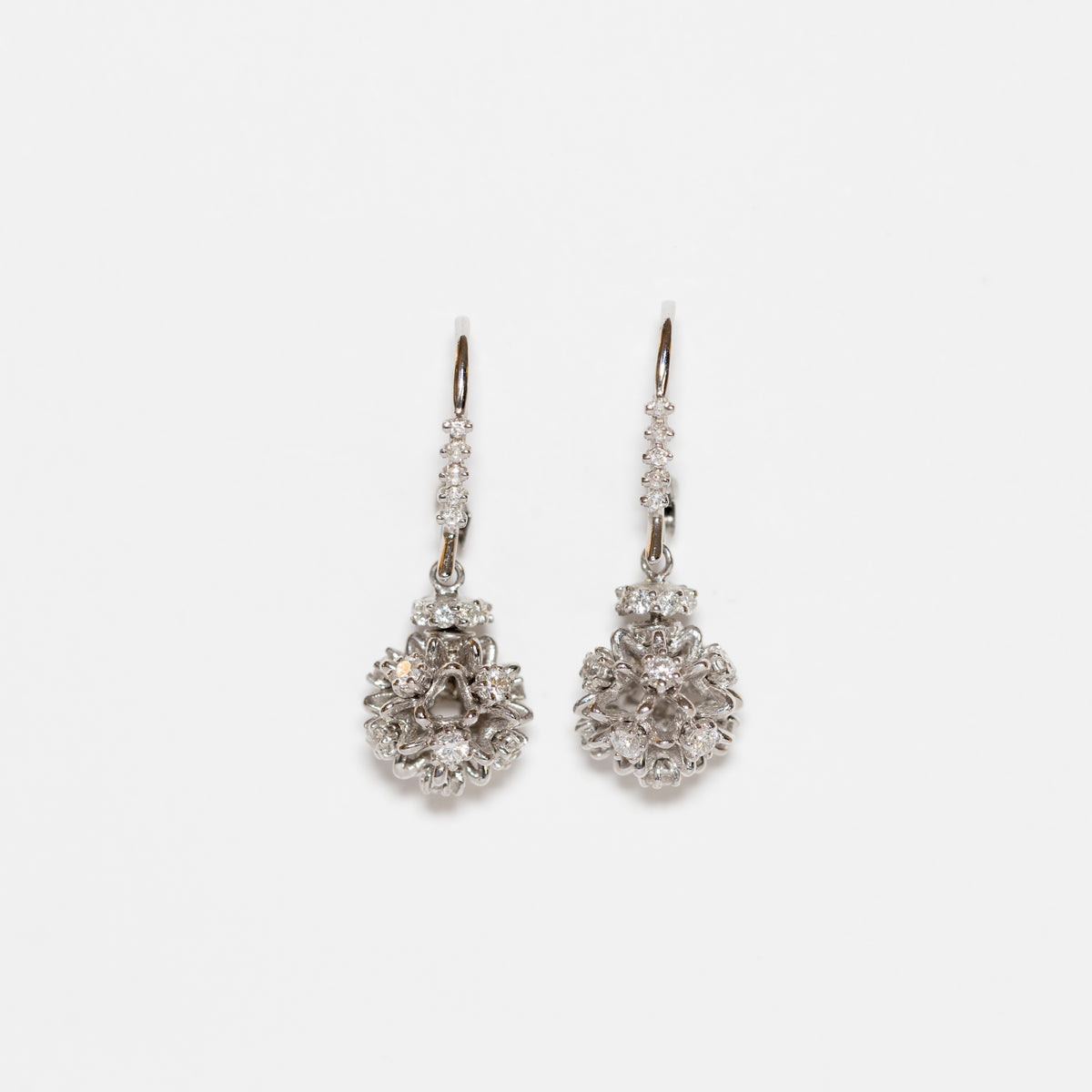 Orecchini pendenti in oro bianco 18 kt a forma sferica con diamanti