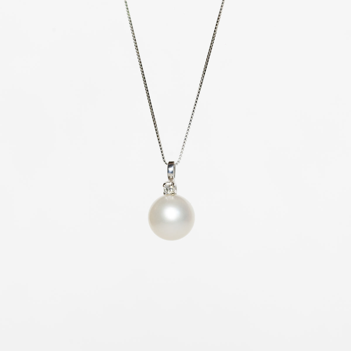 18kt White Gold and Pearl Necklace with Light Point