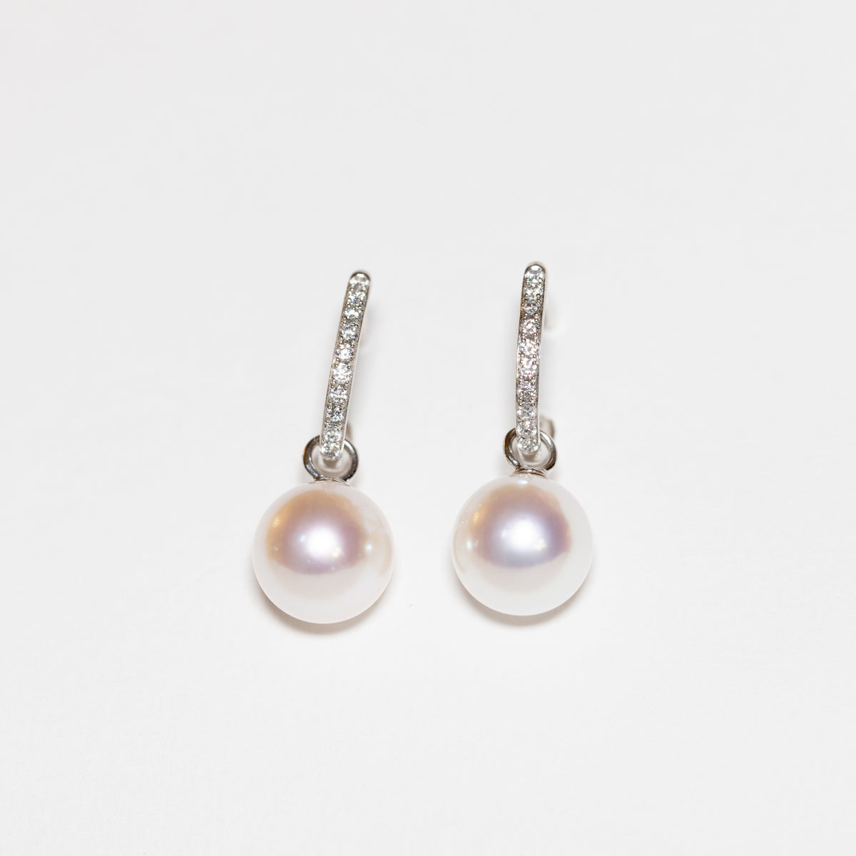 18kt white gold drop earrings with akoya pearl and diamonds