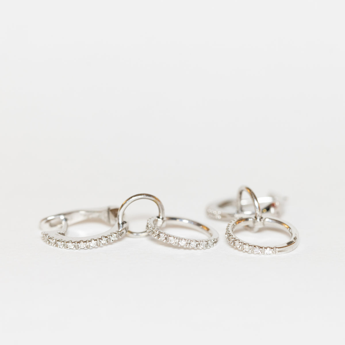 Orecchini Cerchi pendenti in oro bianco 18 kt e diamanti