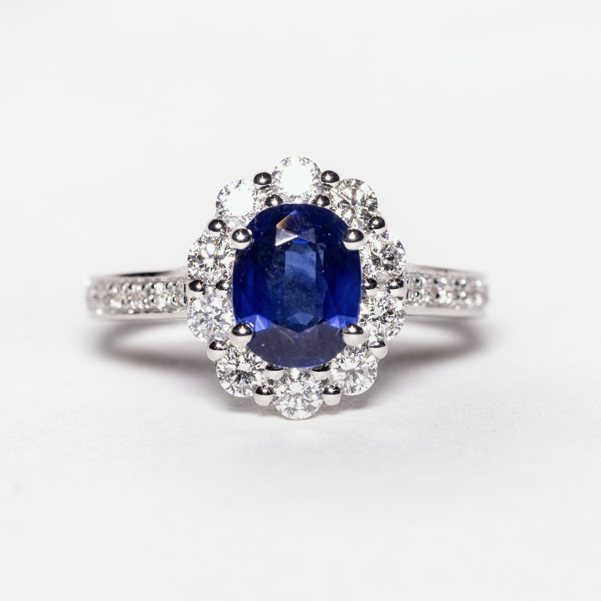 Anello in oro bianco 18 kt con Zaffiro da 2,20 kt e contorno in diamanti