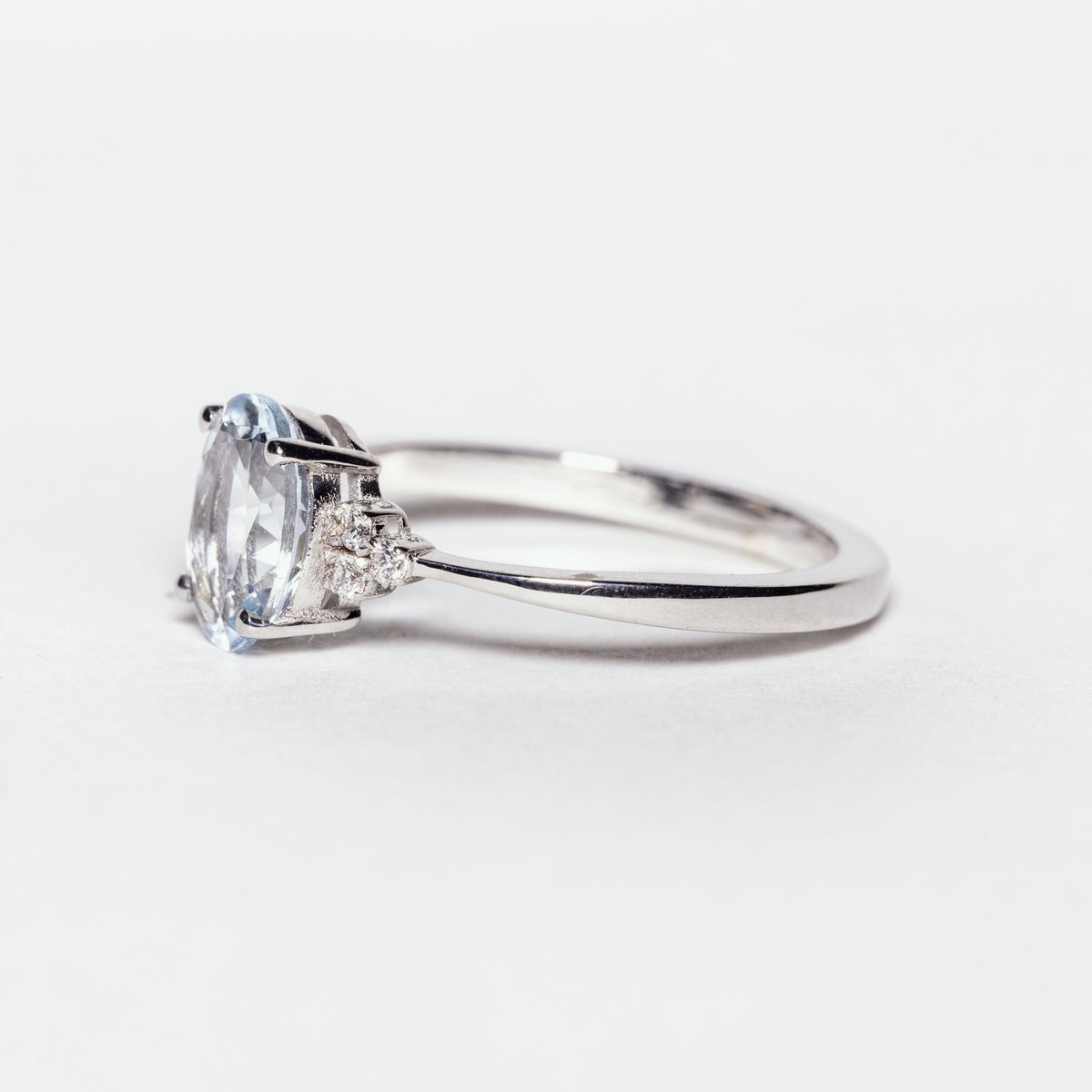 18kt white gold ring with aquamarine and side diamonds