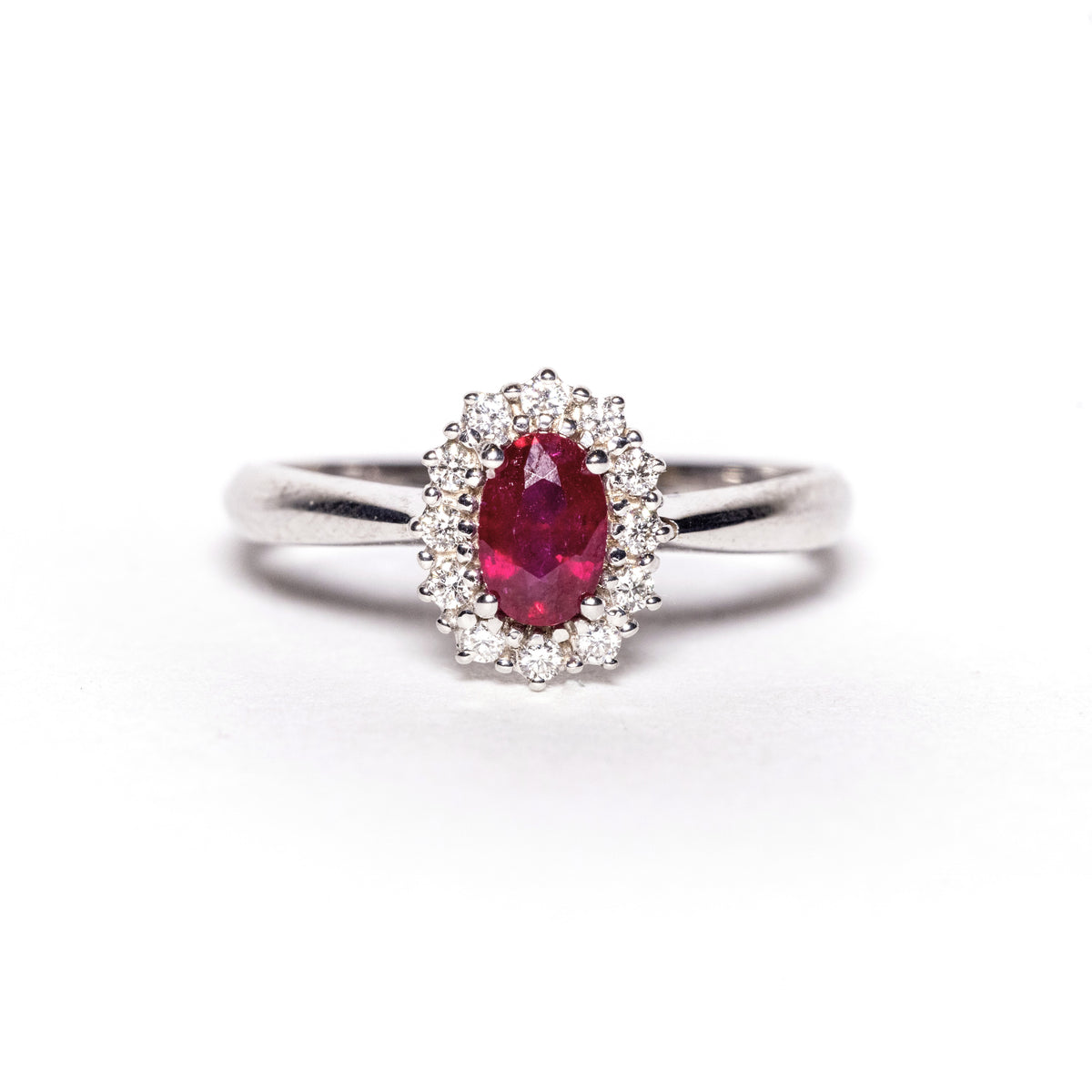 18kt white gold ring with 0.52kt Ruby surrounded by diamonds