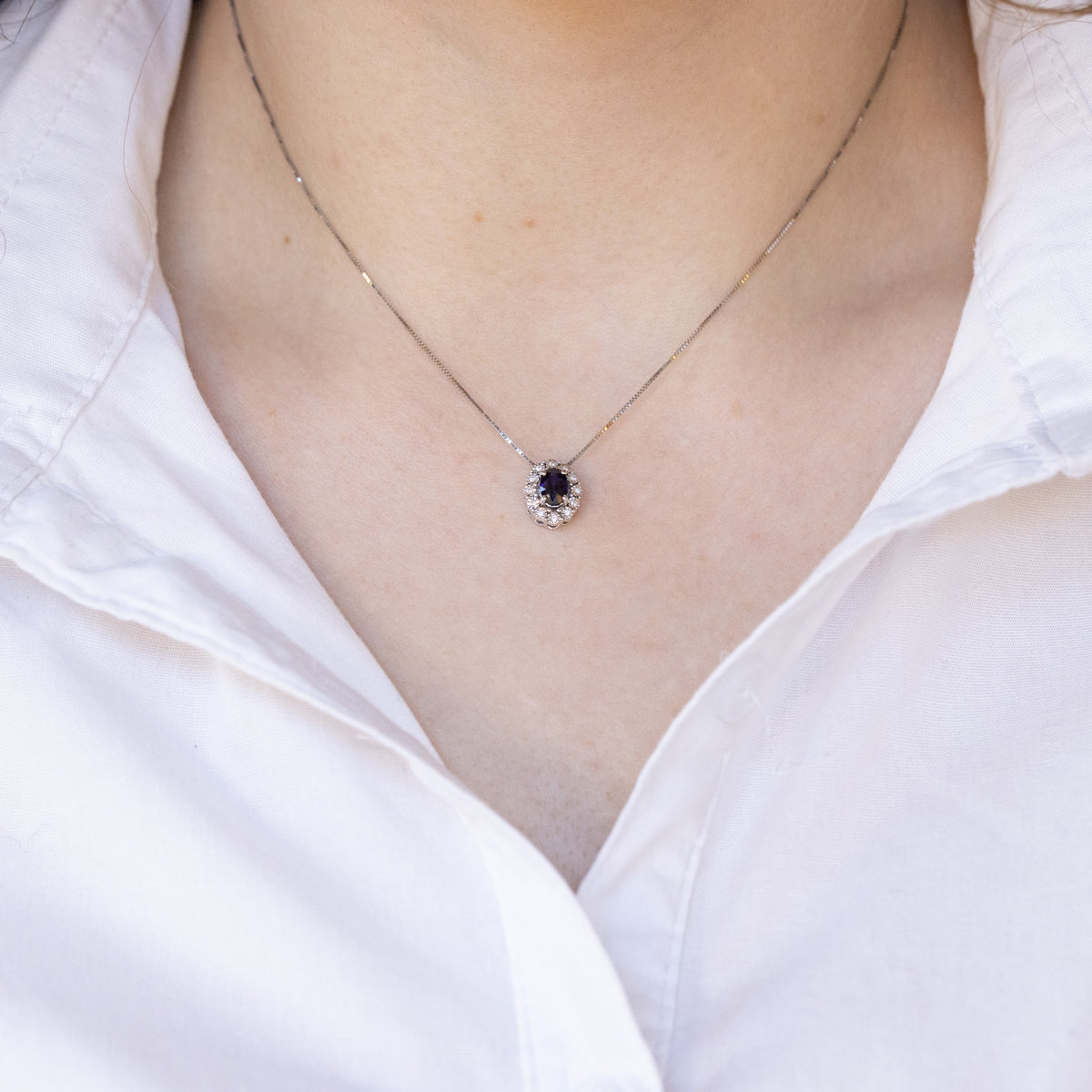 Collana in oro bianco 18 kt con zaffiro e contorno di diamanti