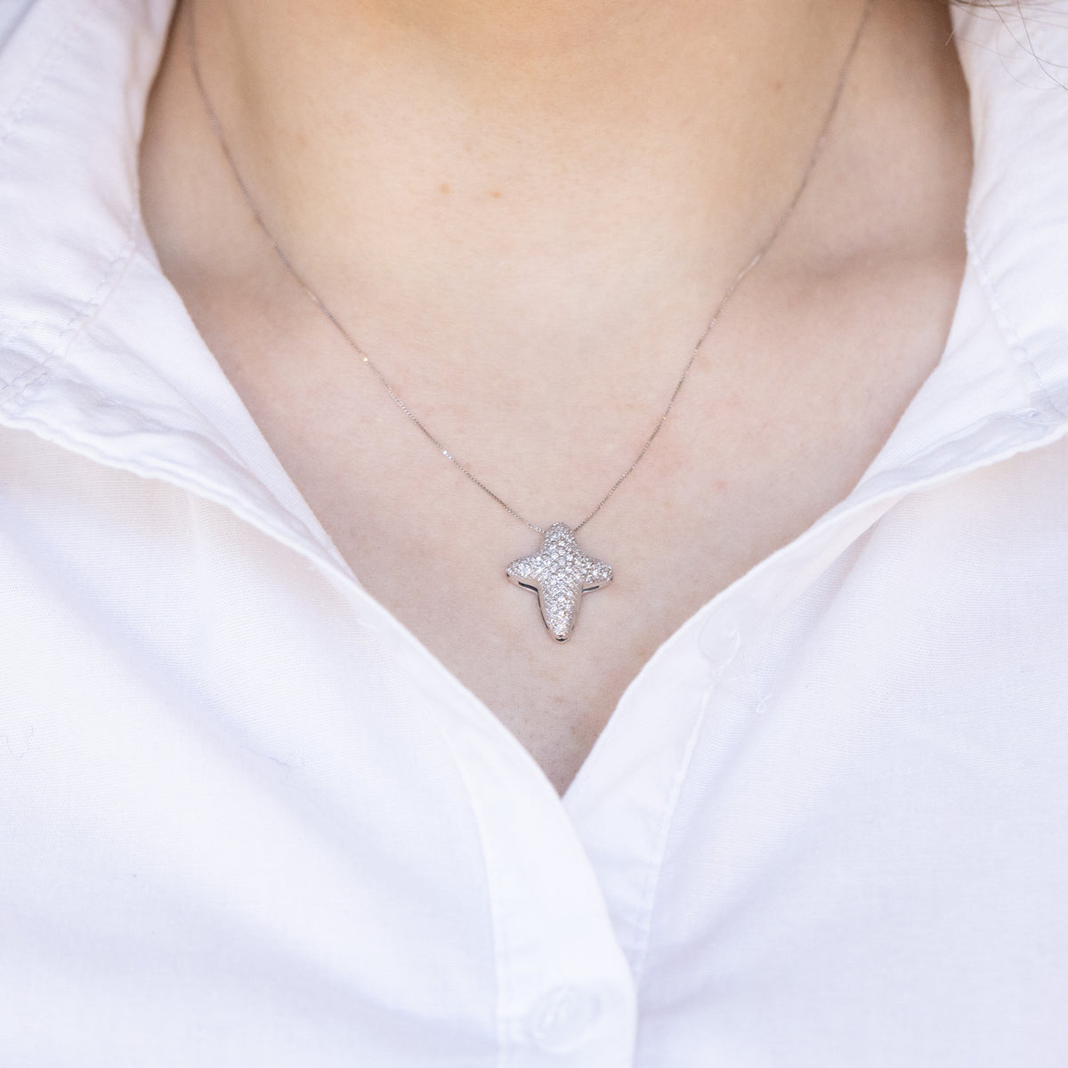 Collana croce in oro bianco 18 kt con diamanti