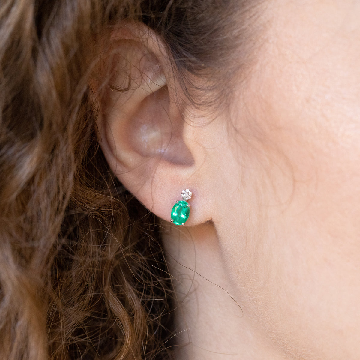 Orecchini in oro bianco 18 kt con smeraldi e punto luce pavé