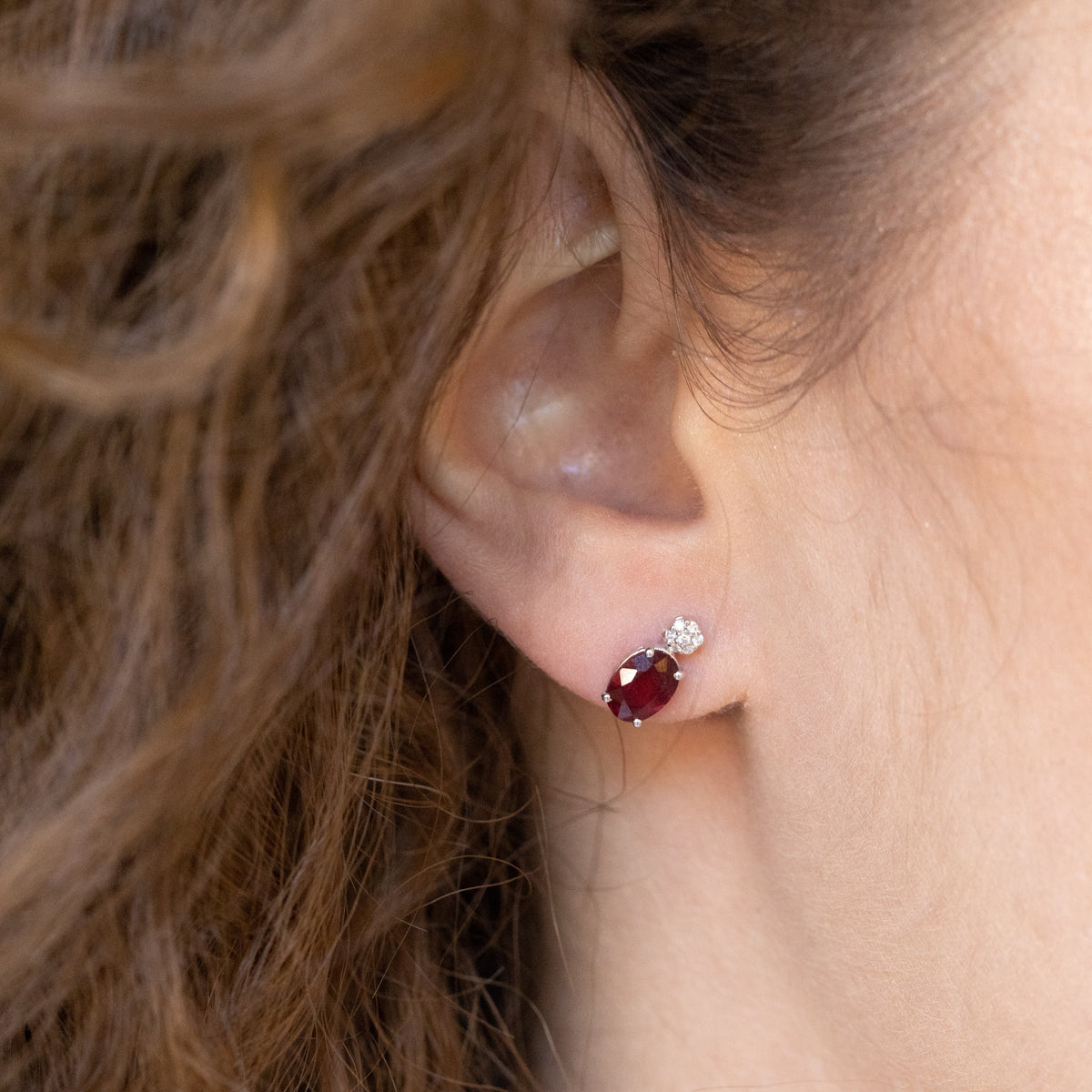 Orecchini in oro bianco 18 kt con rubini e punto luce pavé