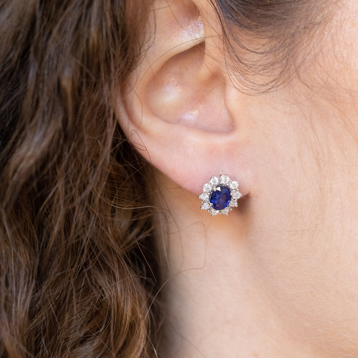 Orecchini in oro bianco 18 kt con zaffiro e giro di diamanti