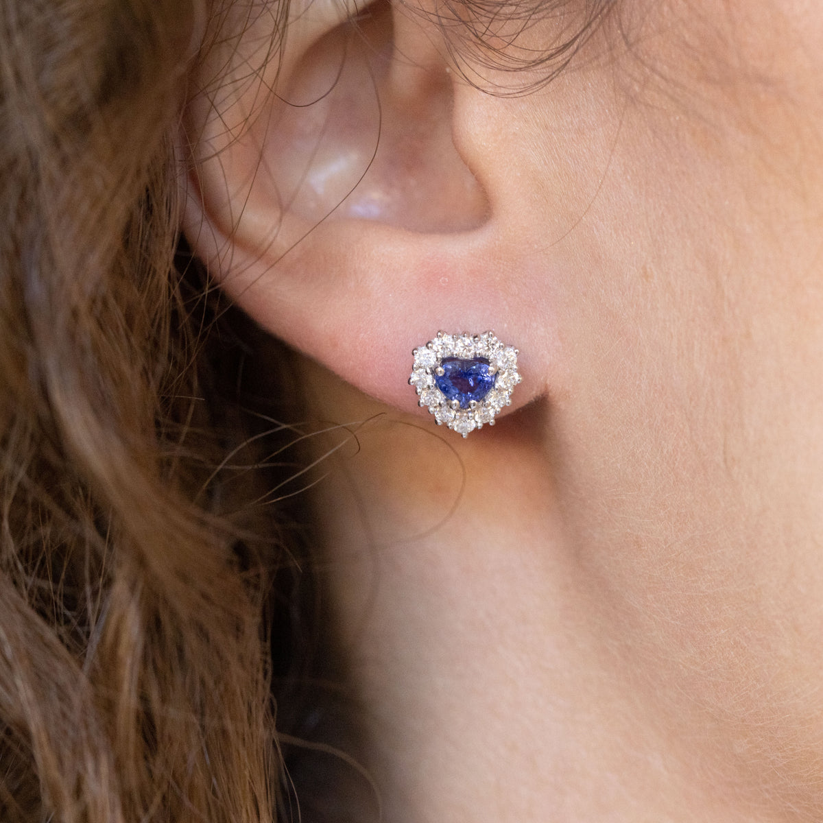Orecchini in oro bianco 18 kt con zaffiri a forma cuore e giro di diamanti