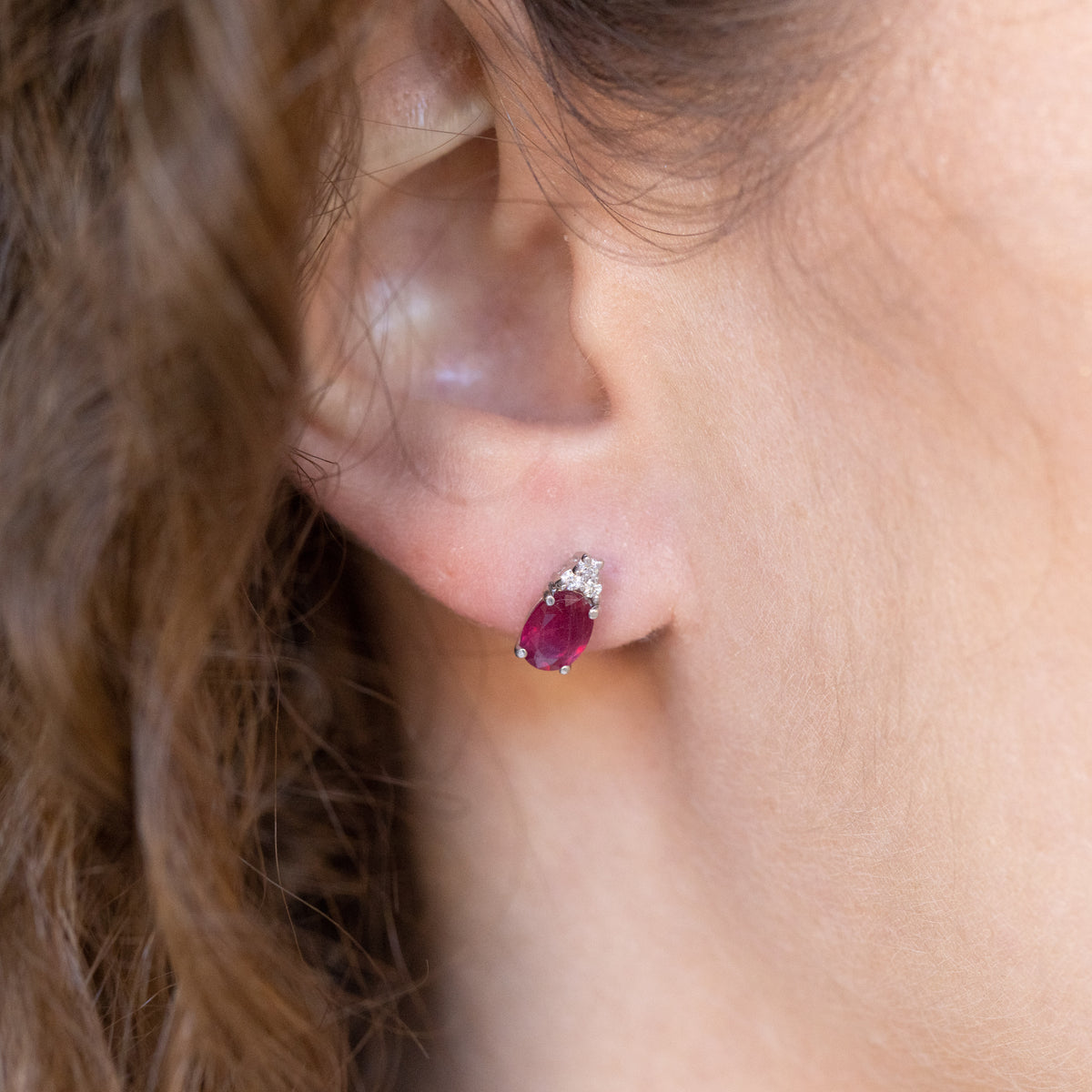 Orecchini in oro bianco 18 kt con rubini e diamanti