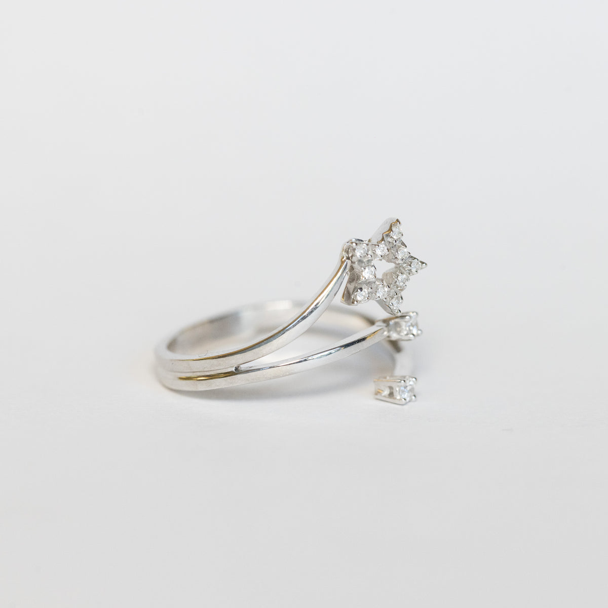 Fantasia Stella ring in 18 kt white gold and diamonds