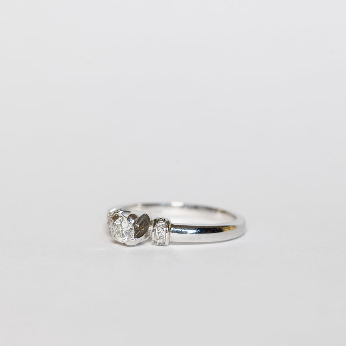 Anello Sigillo in Oro Banco 18 kt con Diamante centrale e diamanti