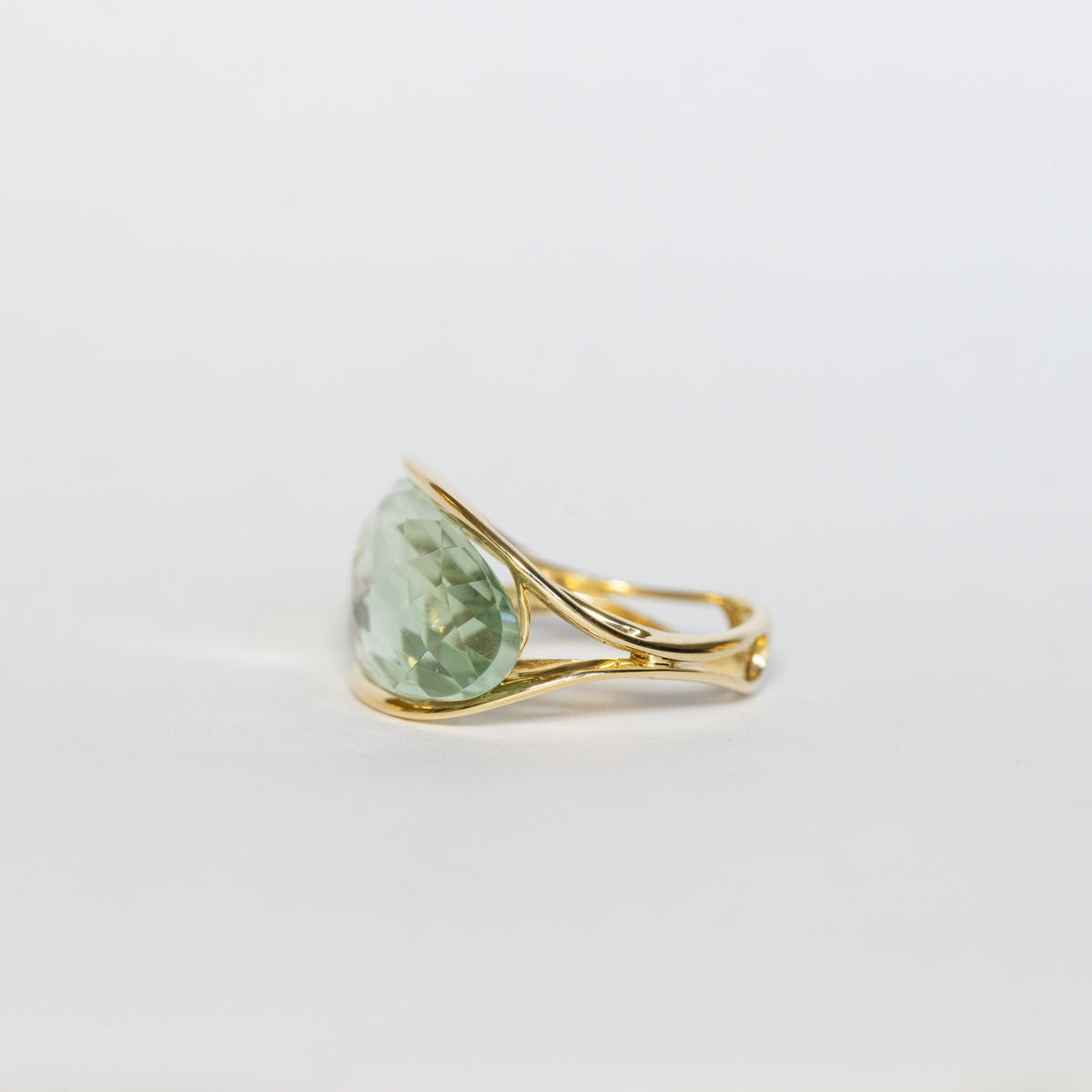 18kt yellow gold ring with quartz