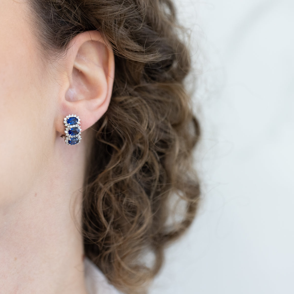 Orecchini Trilogy in Oro Bianco 18 KT con Zaffiri e Giro di Diamanti Rotondo Brillante