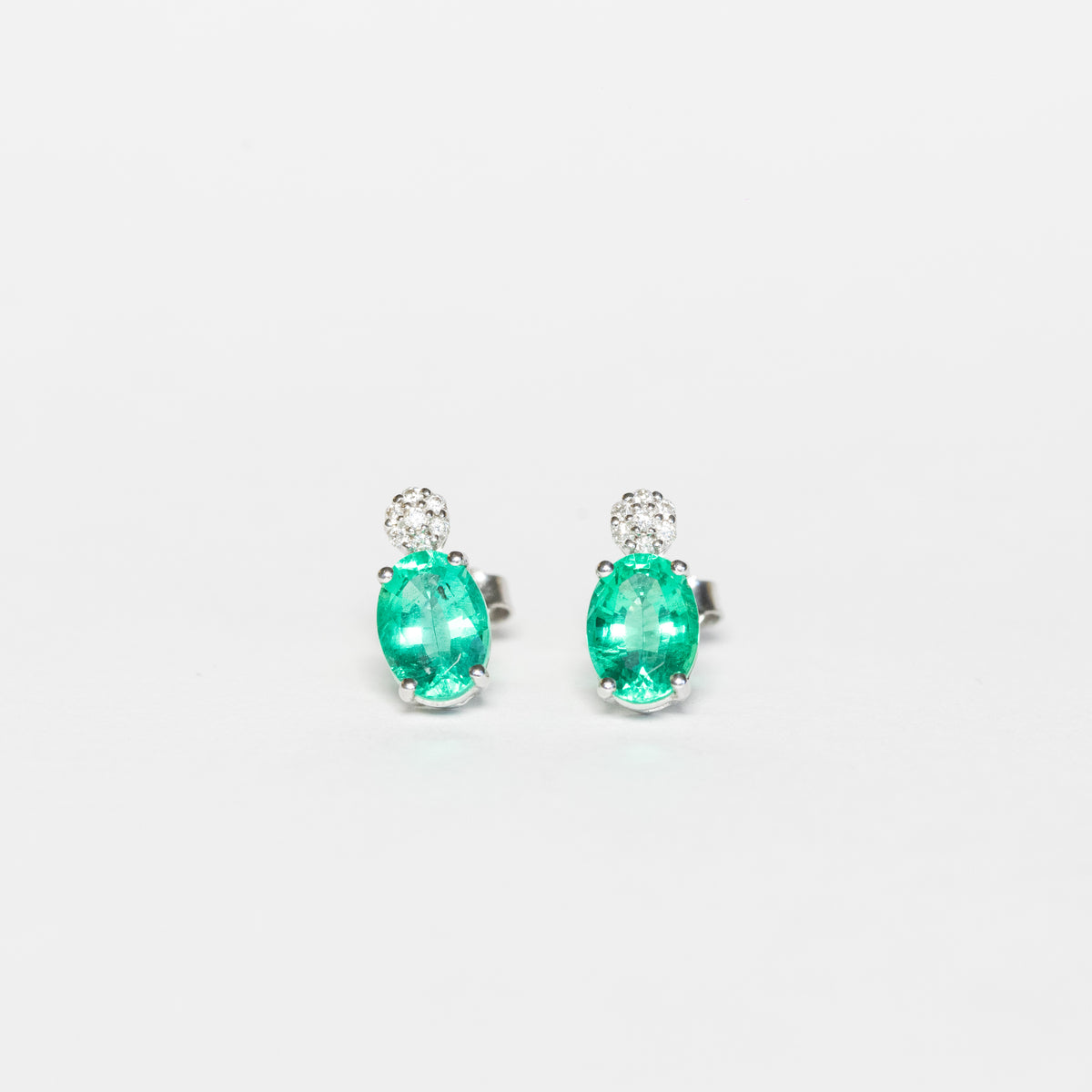 18kt white gold earrings with emeralds and pavé light point
