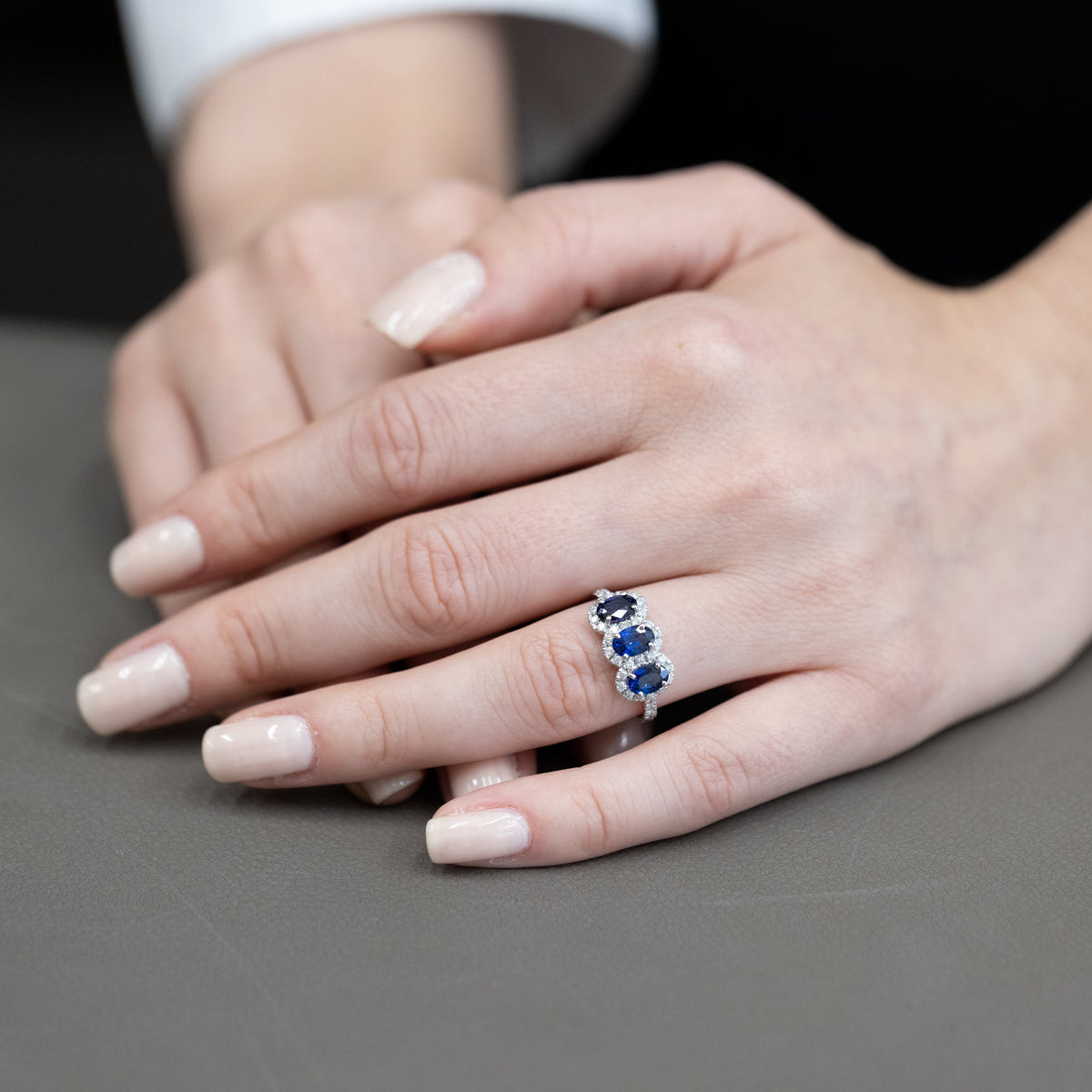 Anello Trilogy in Oro Bianco 18 KT con Zaffiri e Giro di Diamanti