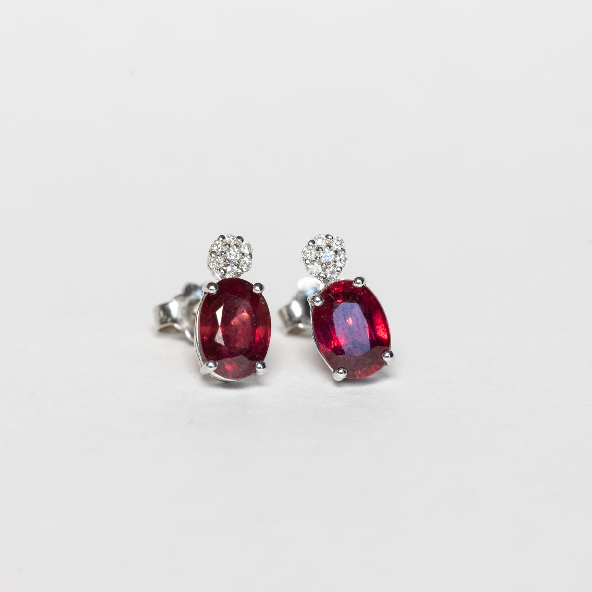 18kt white gold earrings with rubies and pavé light point