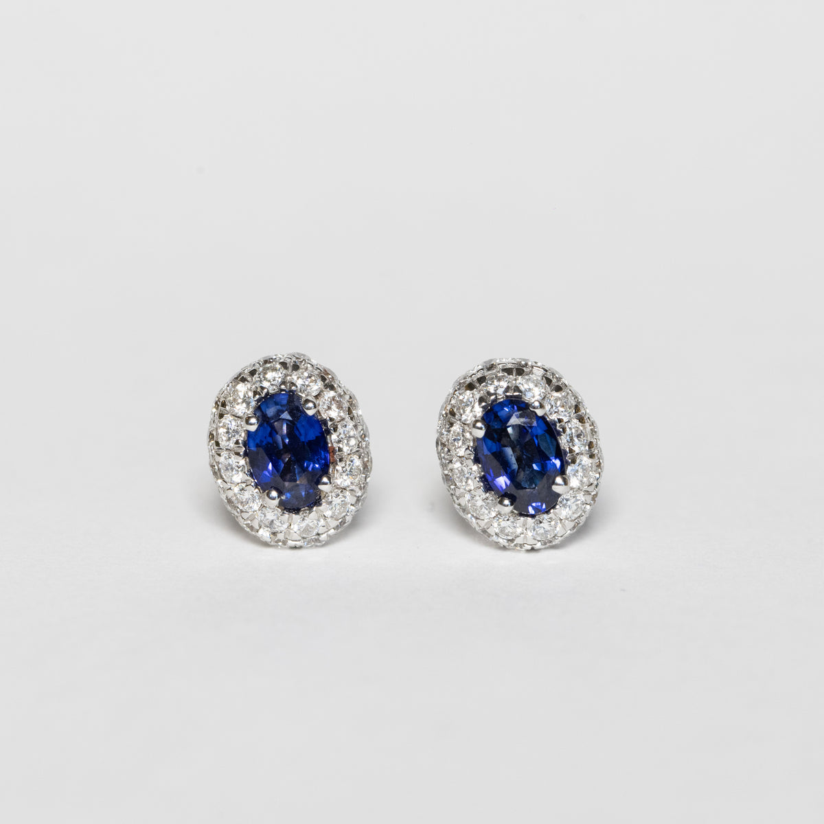 18kt white gold earrings with sapphires and double row of diamonds