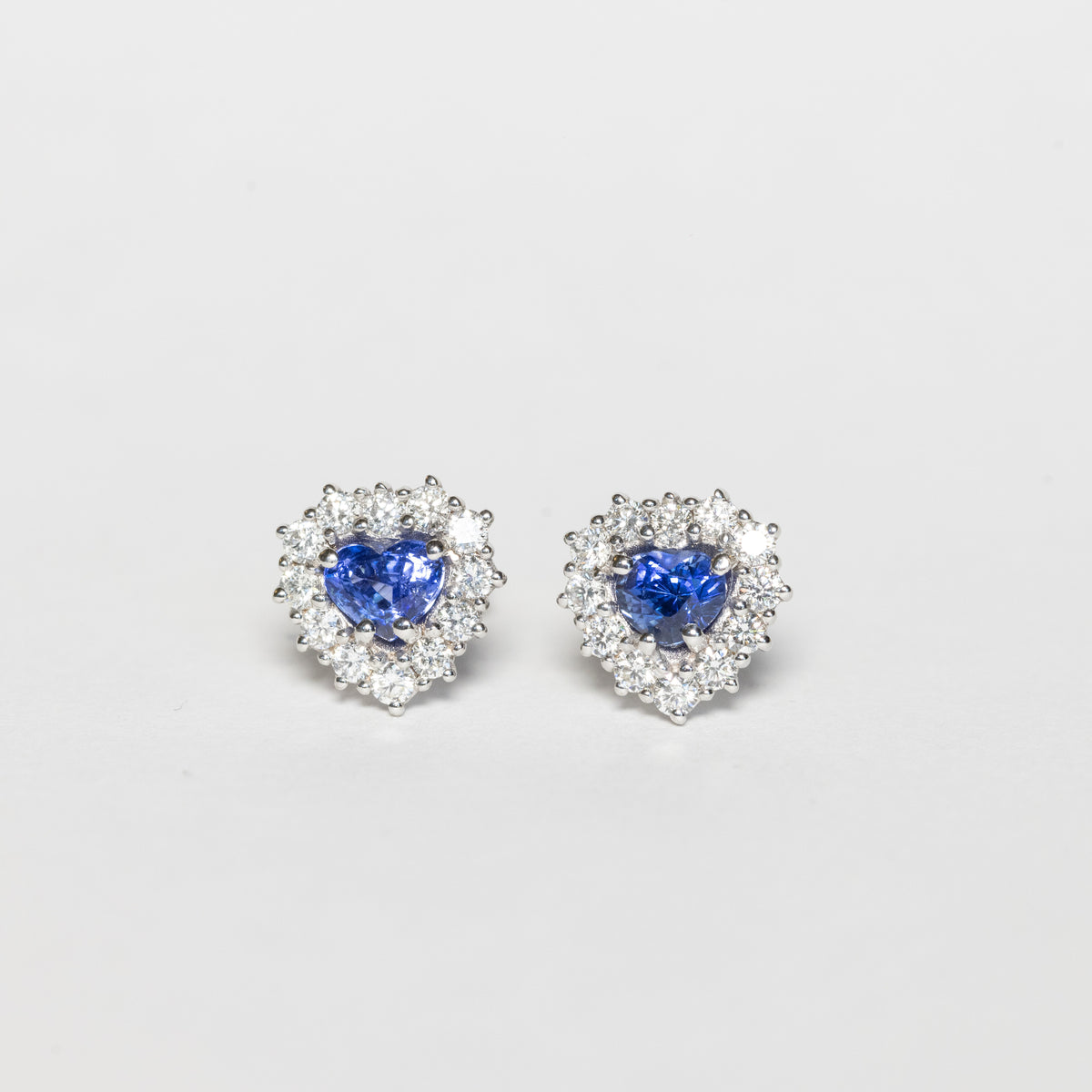 Orecchini in oro bianco 18 kt con zaffiri a forma cuore e giro di diamanti