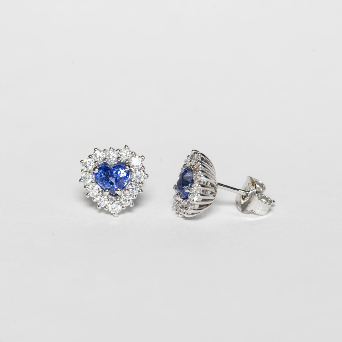 Orecchini in oro bianco 18 kt con zaffiri a forma cuore e giro di diamanti