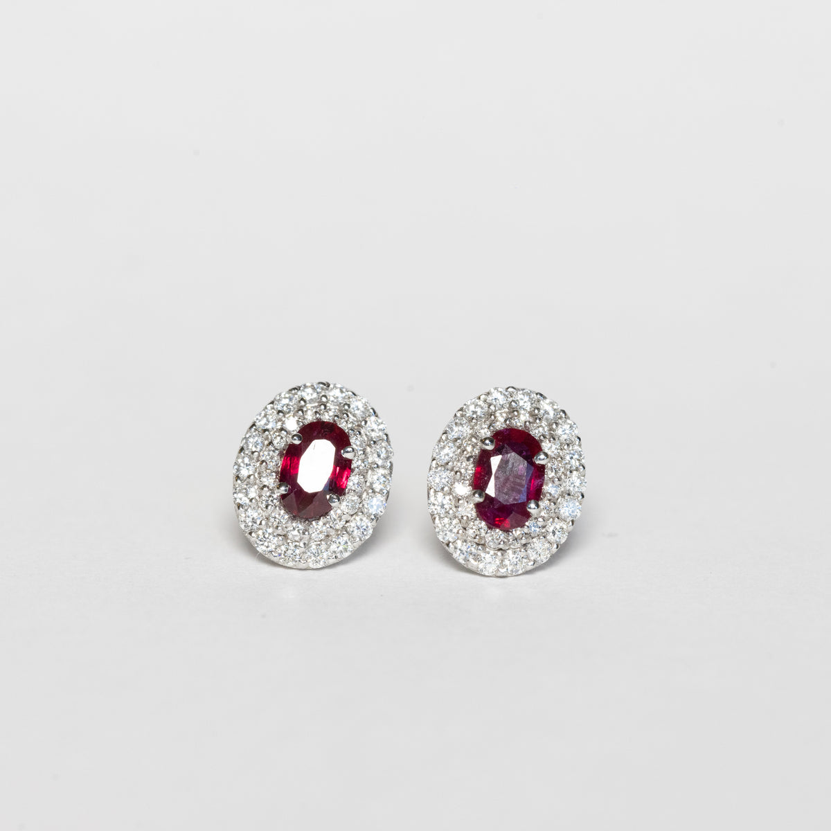 Orecchini in oro bianco 18 kt con rubini e doppio giro di diamanti