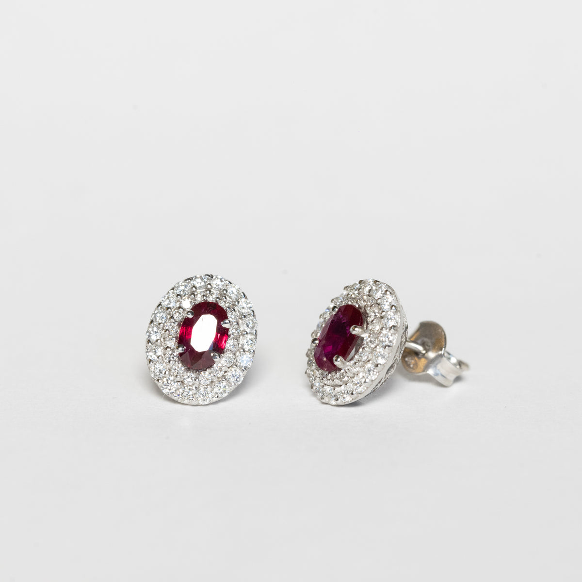 Orecchini in oro bianco 18 kt con rubini e doppio giro di diamanti