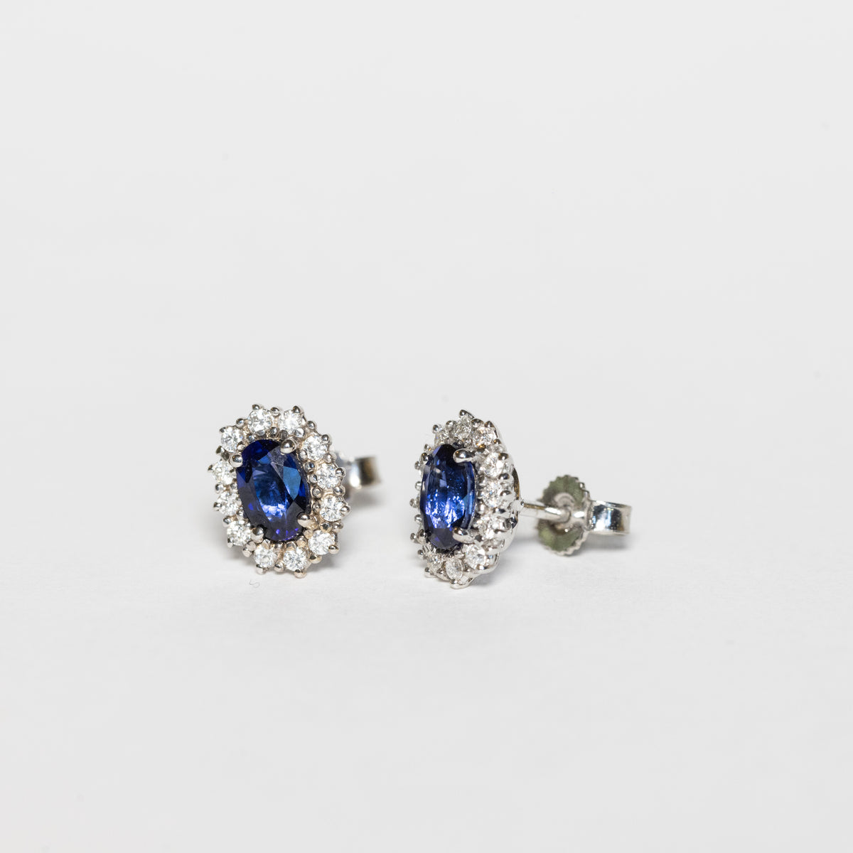 Orecchini in oro bianco 18 kt con zaffiri e giro di diamanti