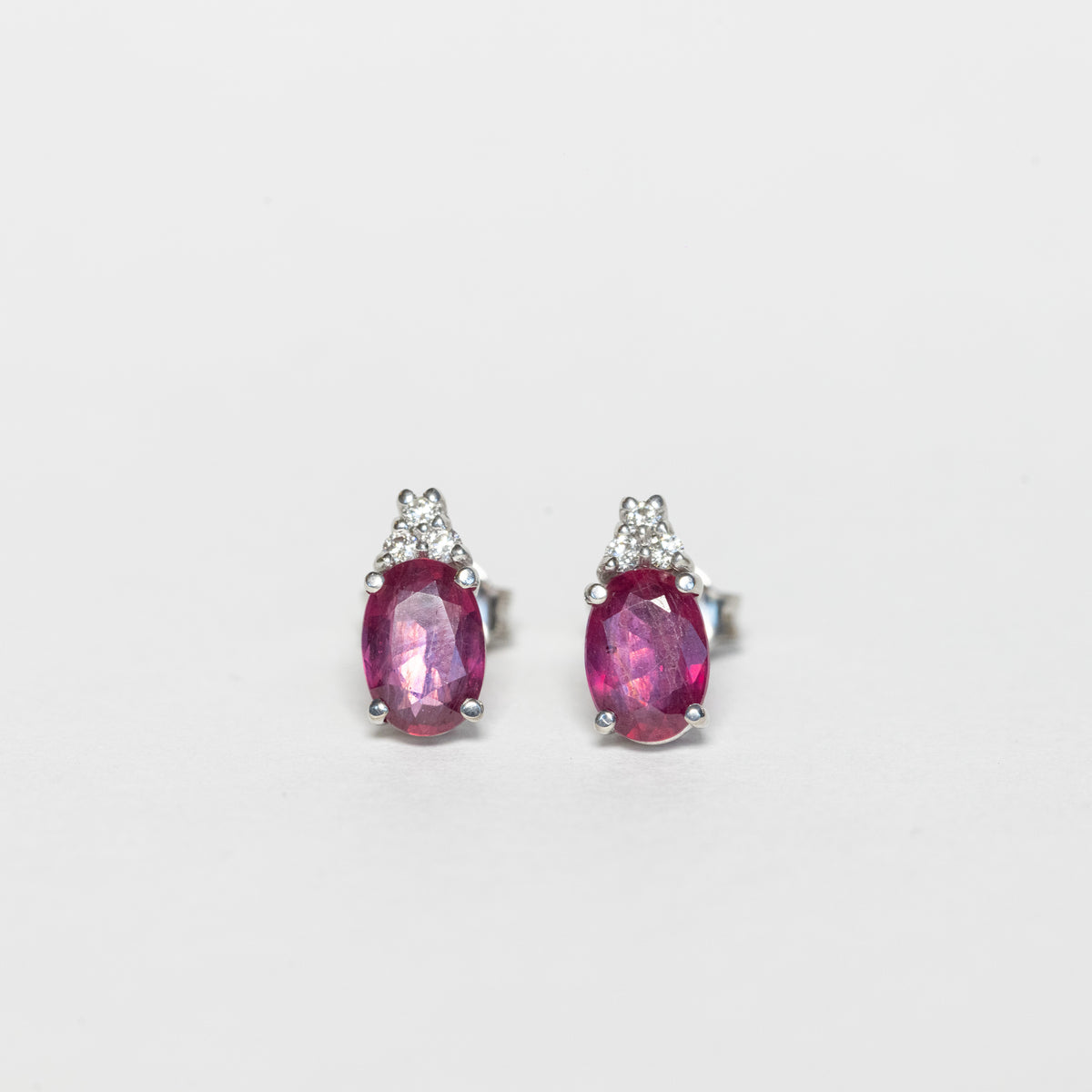 18kt white gold earrings with rubies and diamonds