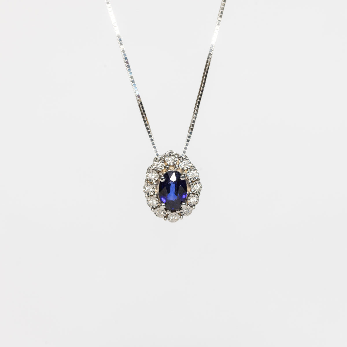 18kt white gold necklace with sapphire and diamond surround