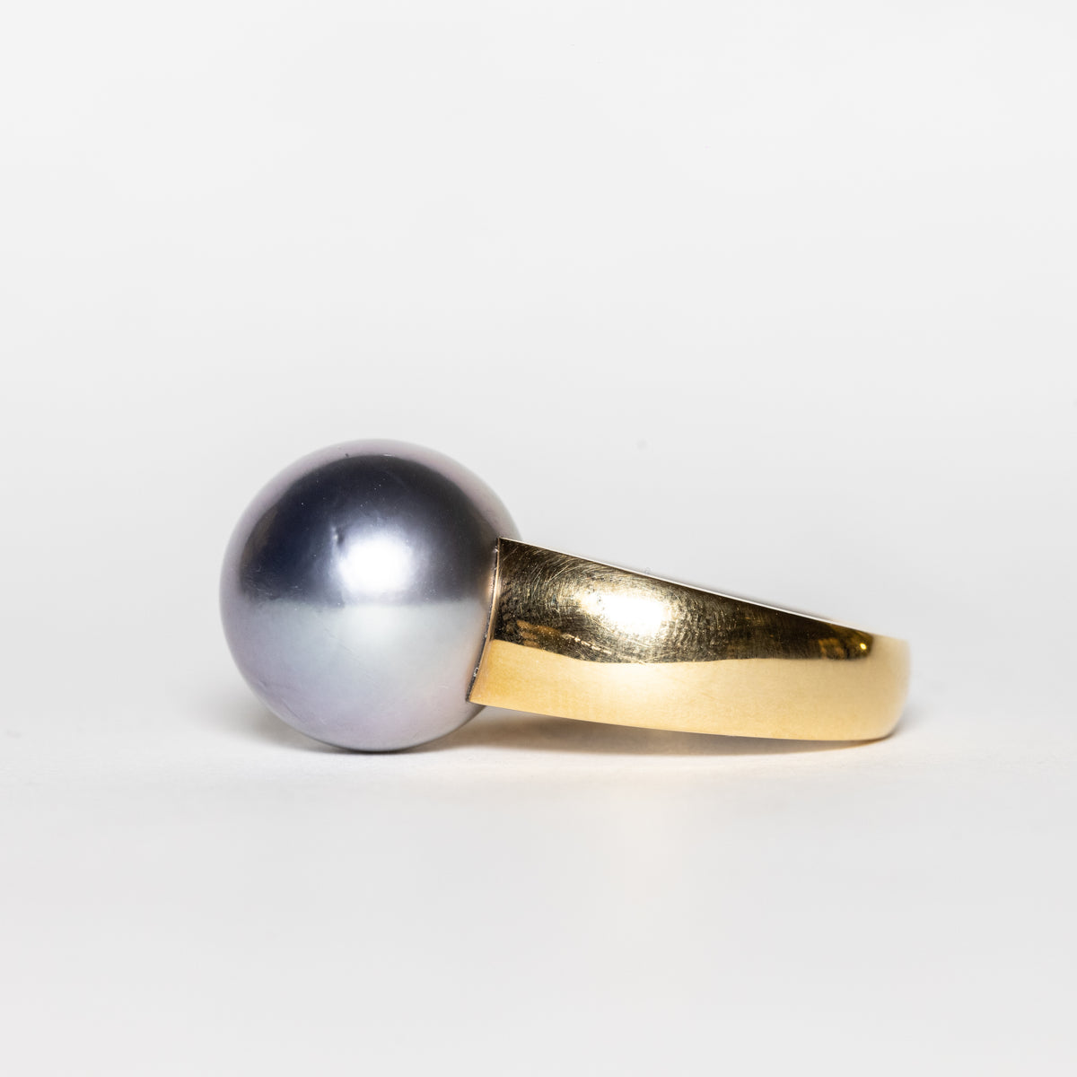 18KT Yellow Gold Band Ring with Central Tahiti Stone